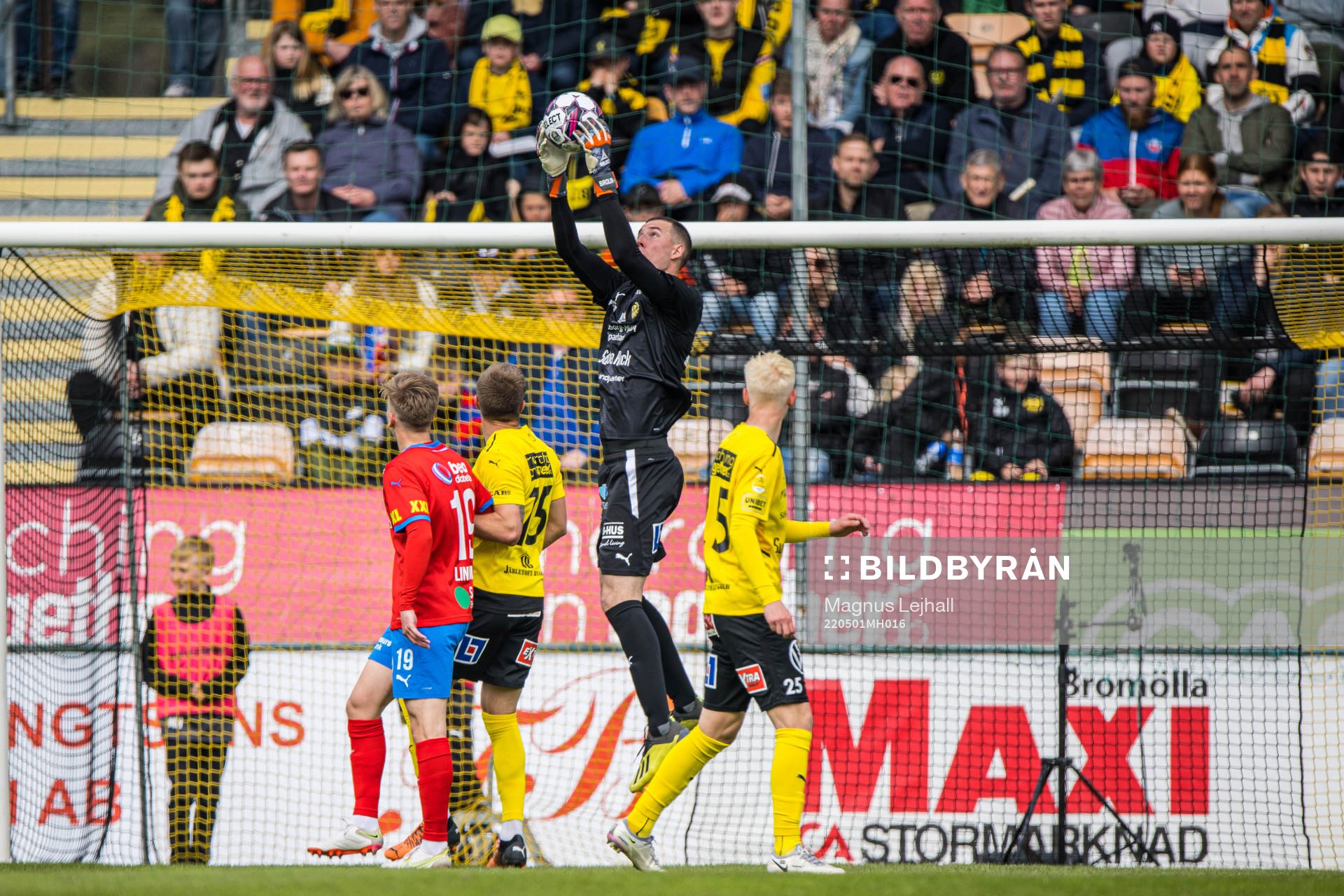Mjällbys målvakt Samuel Brolin räddar