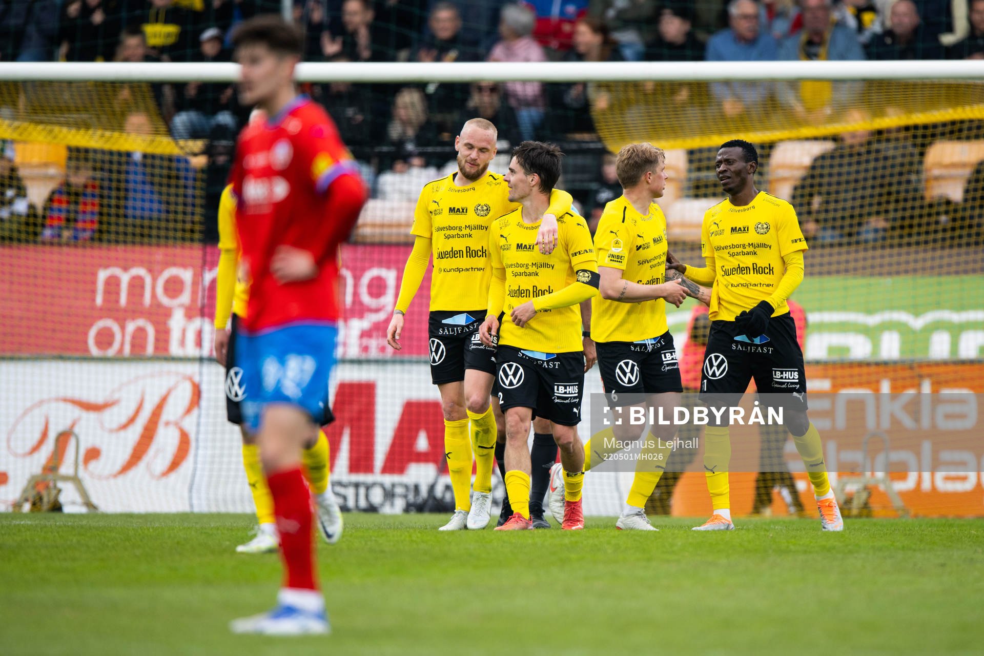 Mjällbys Silas Nwankwo och Magnus Wörts jublar