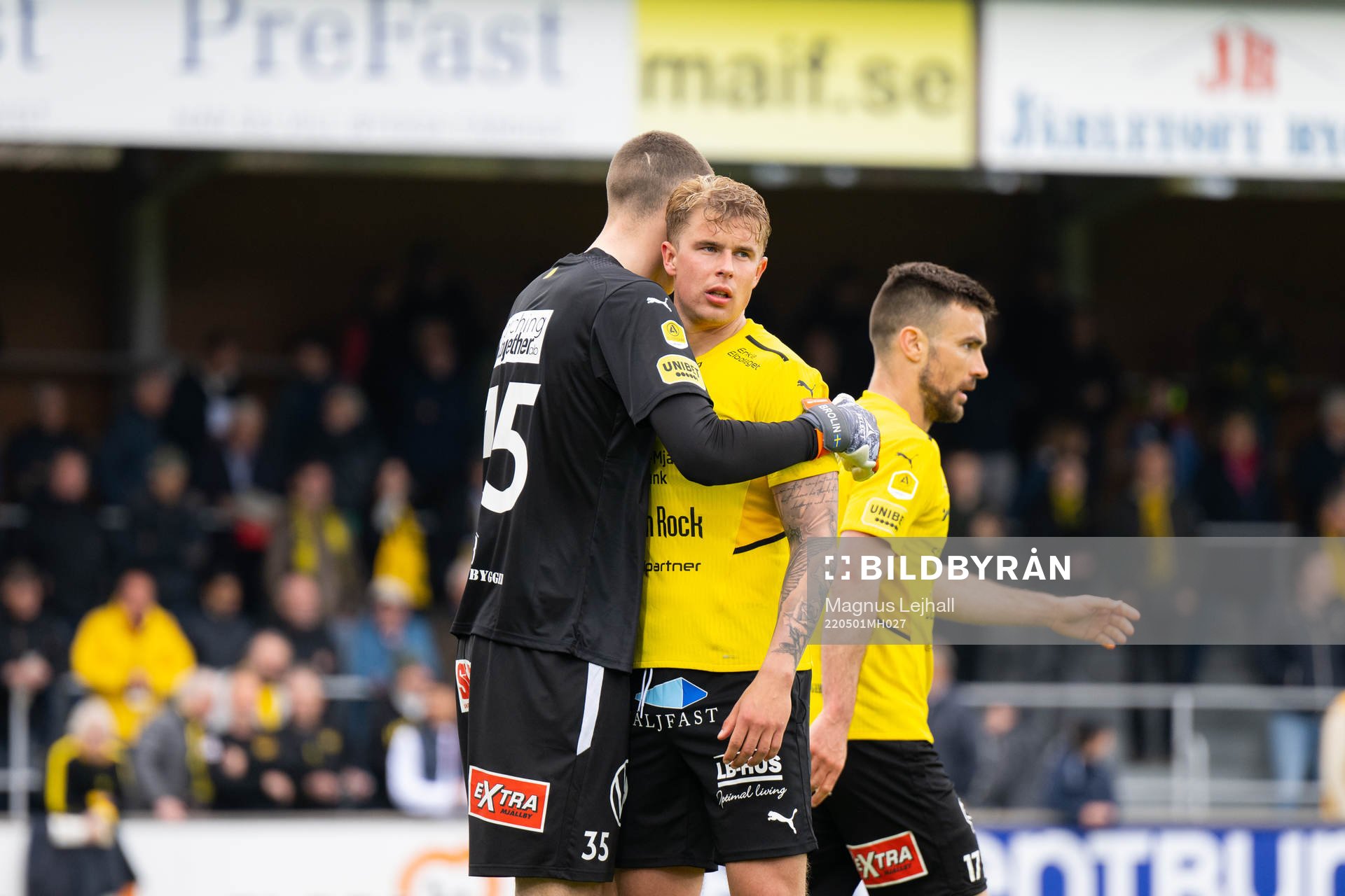 Mjällbys målvakt Samuel Brolin och Magnus Wörts jublar