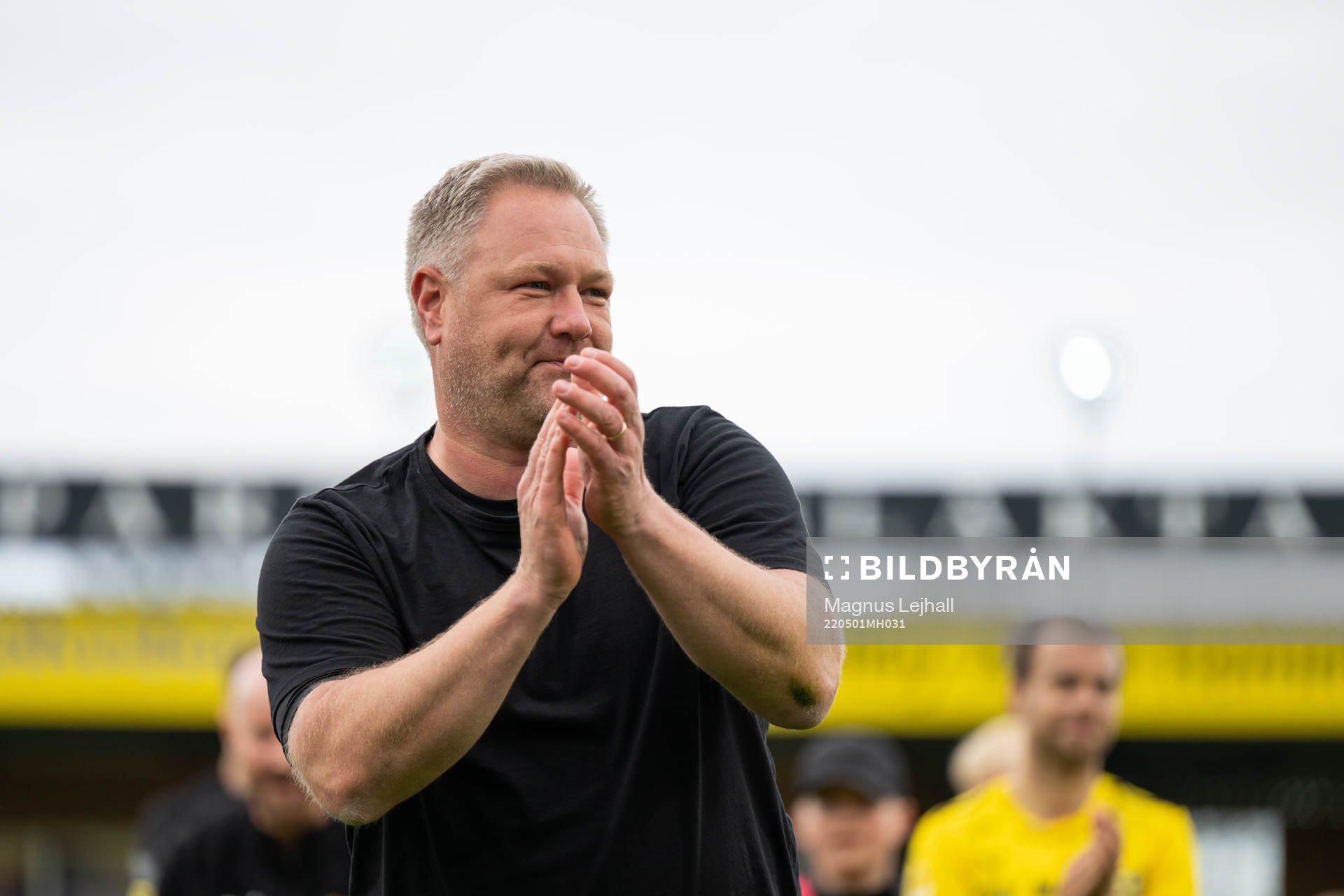 Mjällbys assisterande tränare Patrick Winqvist jublar