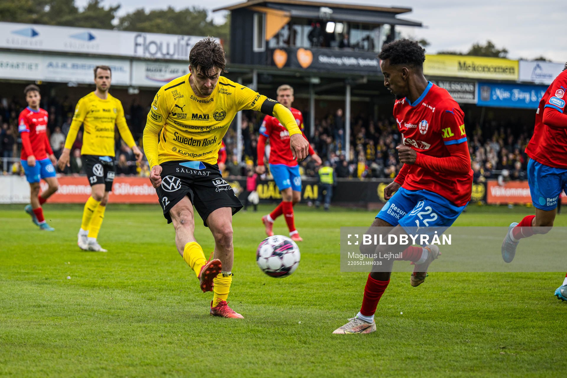 Mjällbys Jesper Gustavsson  och Helsingborgs Taha Ali
