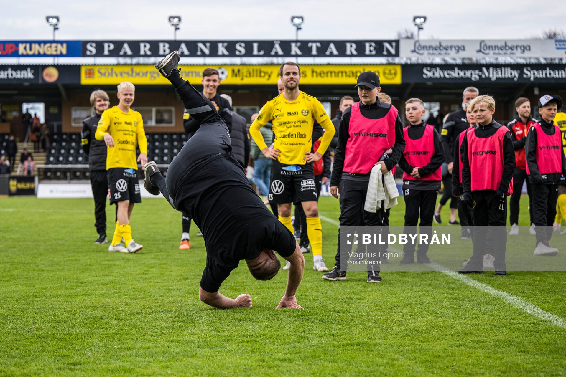 Mjällbys assisterande tränare Patrick Winqvist gör en
