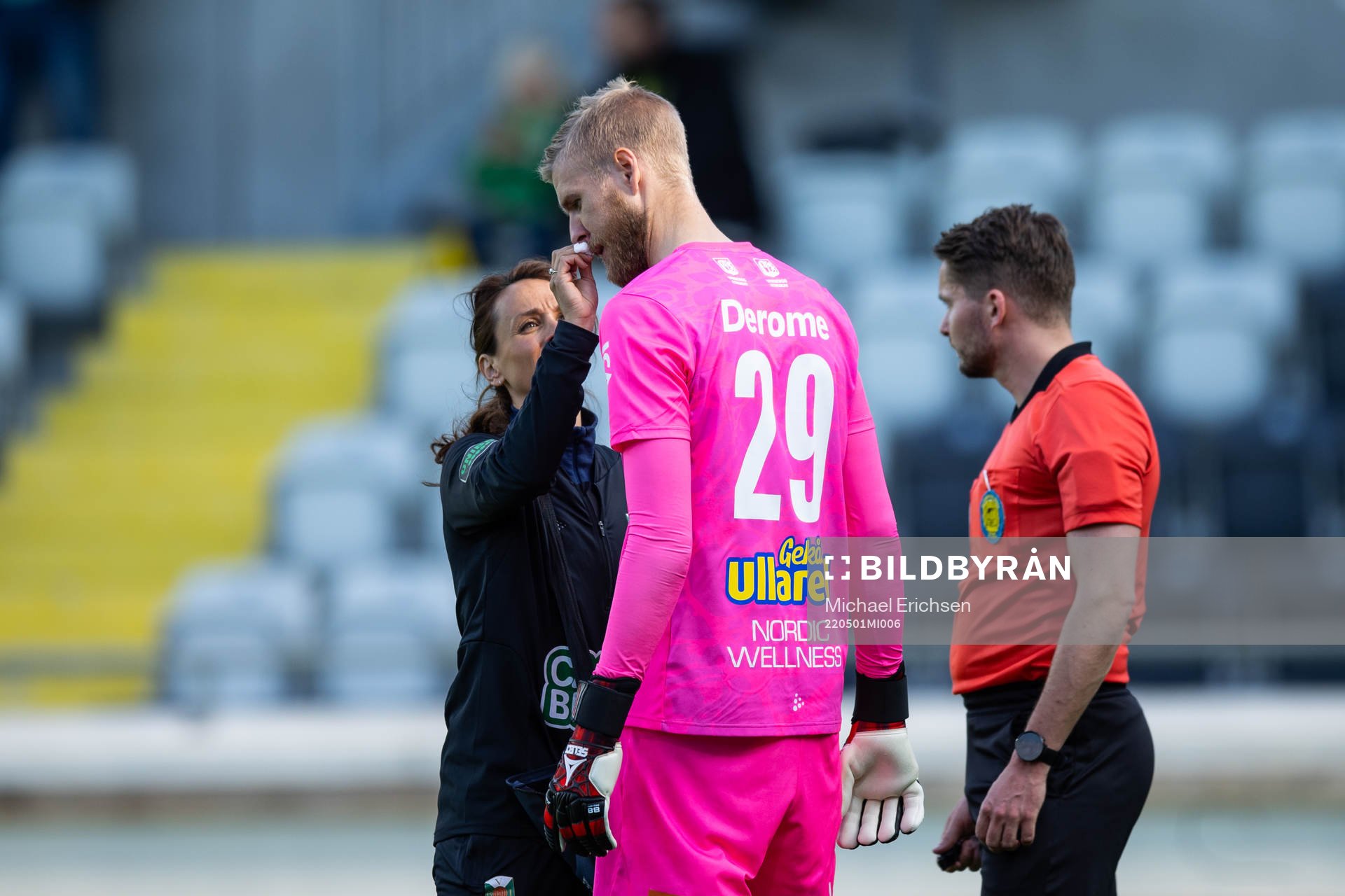 Varbergs målvakt Fredrik Andersson får vård