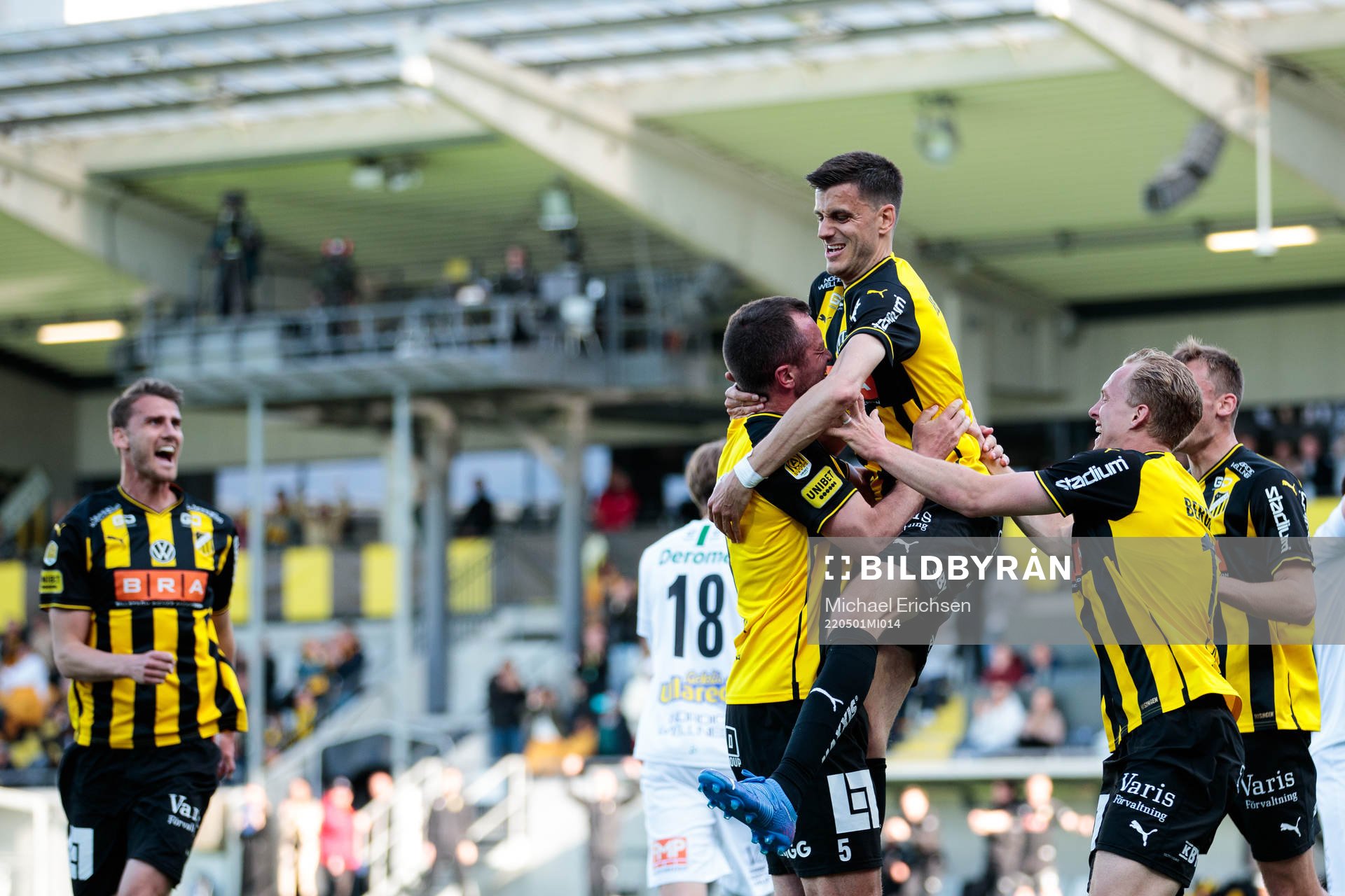 Häckens Alexander Jeremejeff jublar