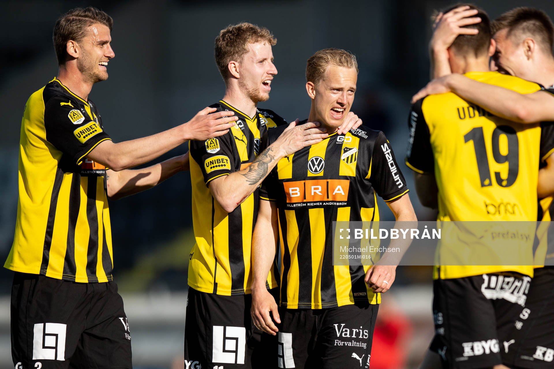 Häckens Gustav Berggren jublar med lagkamrater