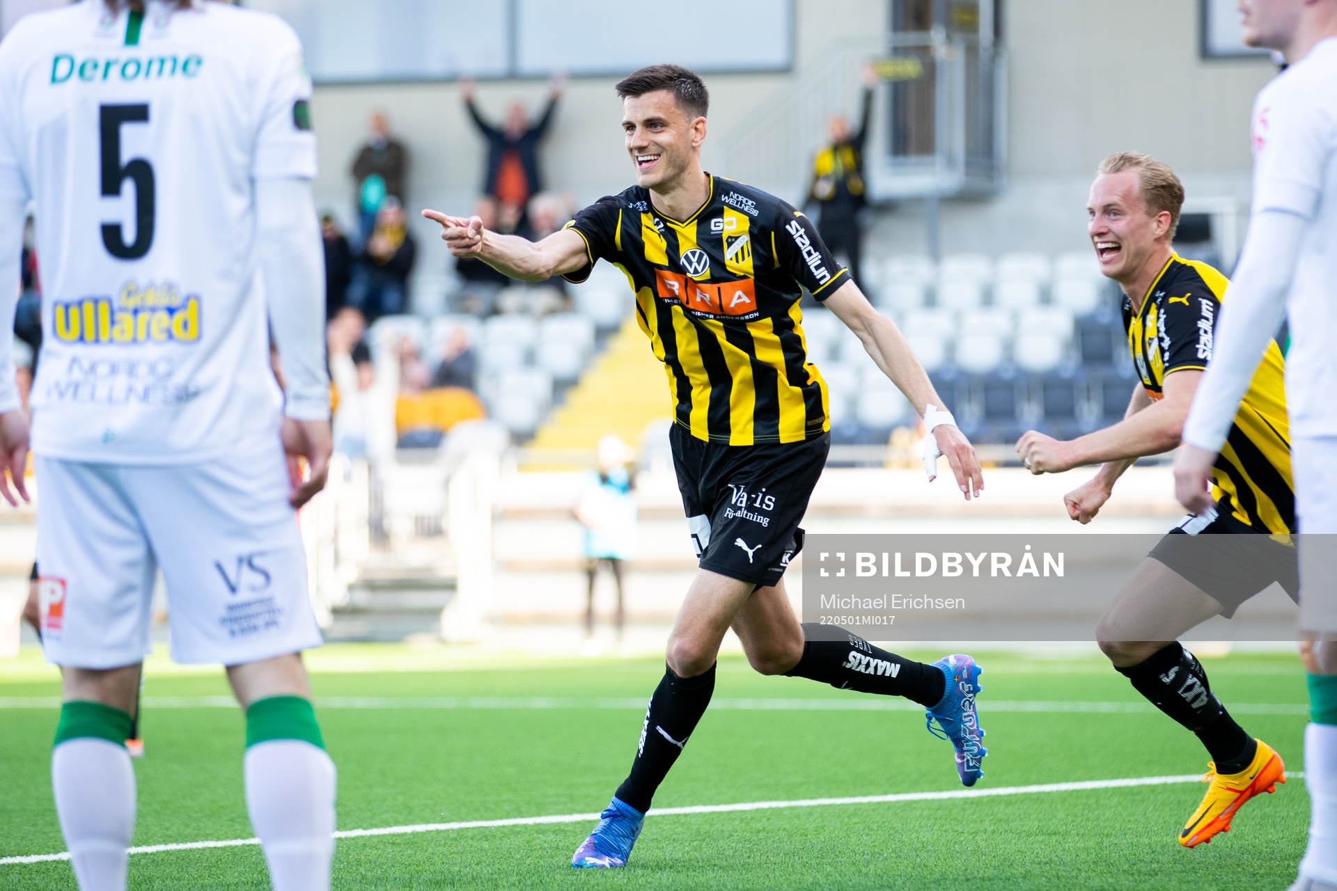 Häckens Alexander Jeremejeff jublar