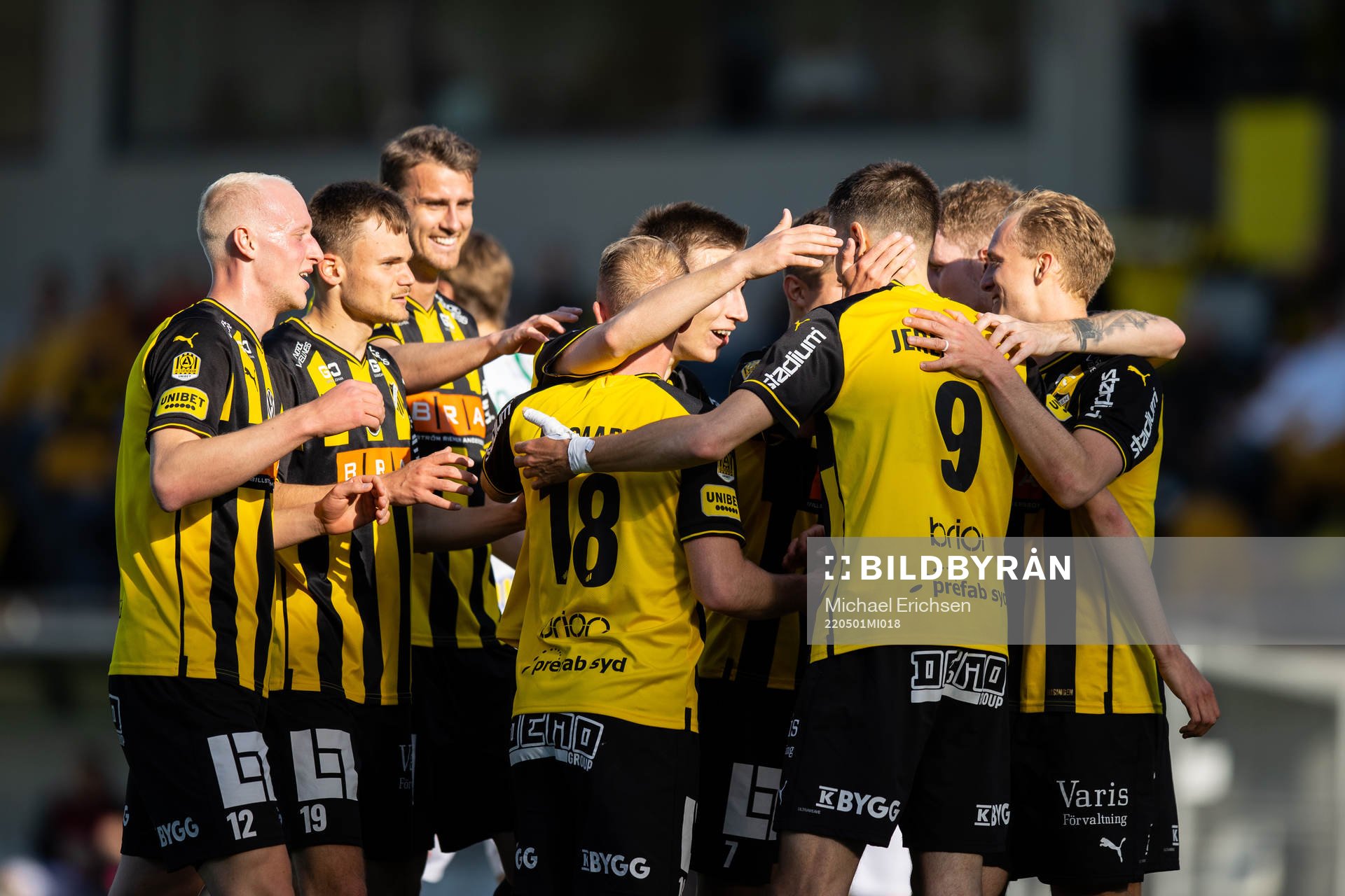 Häckens Gustav Berggren jublar med lagkamrater