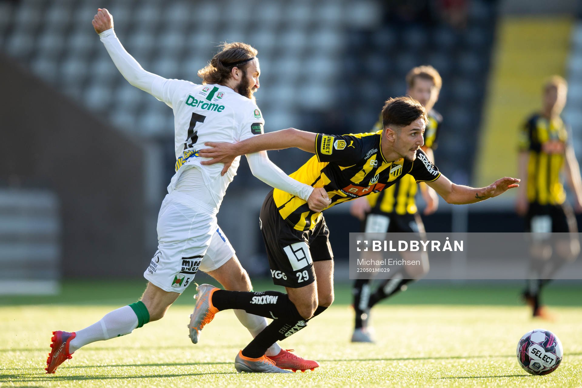 Varbergs Oskar Sverrisson och Häckens Filip Trpcevski