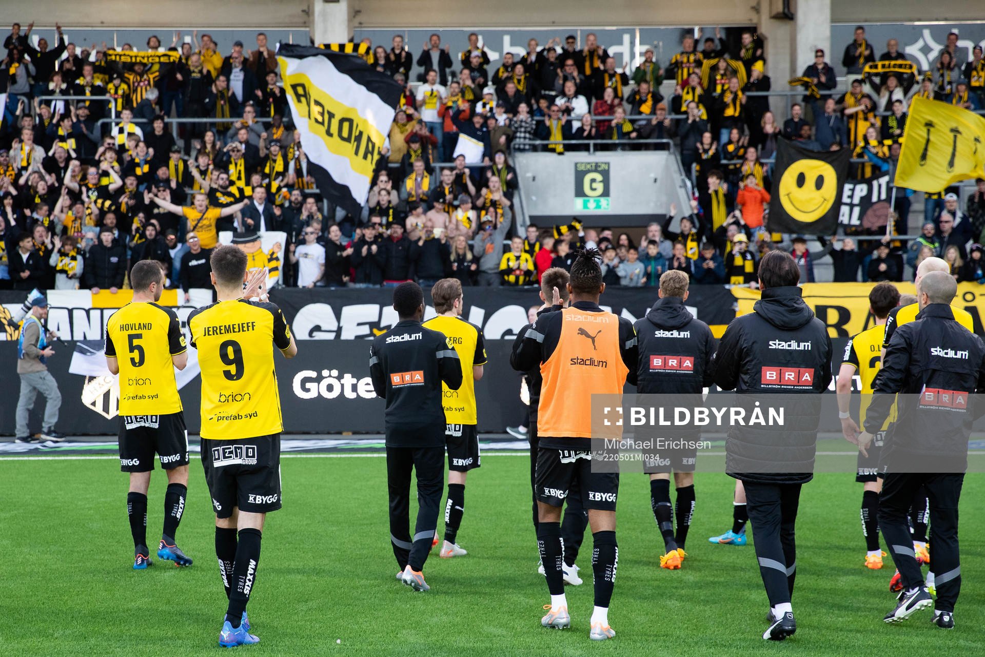 Häckens spelare jublar framför klacken