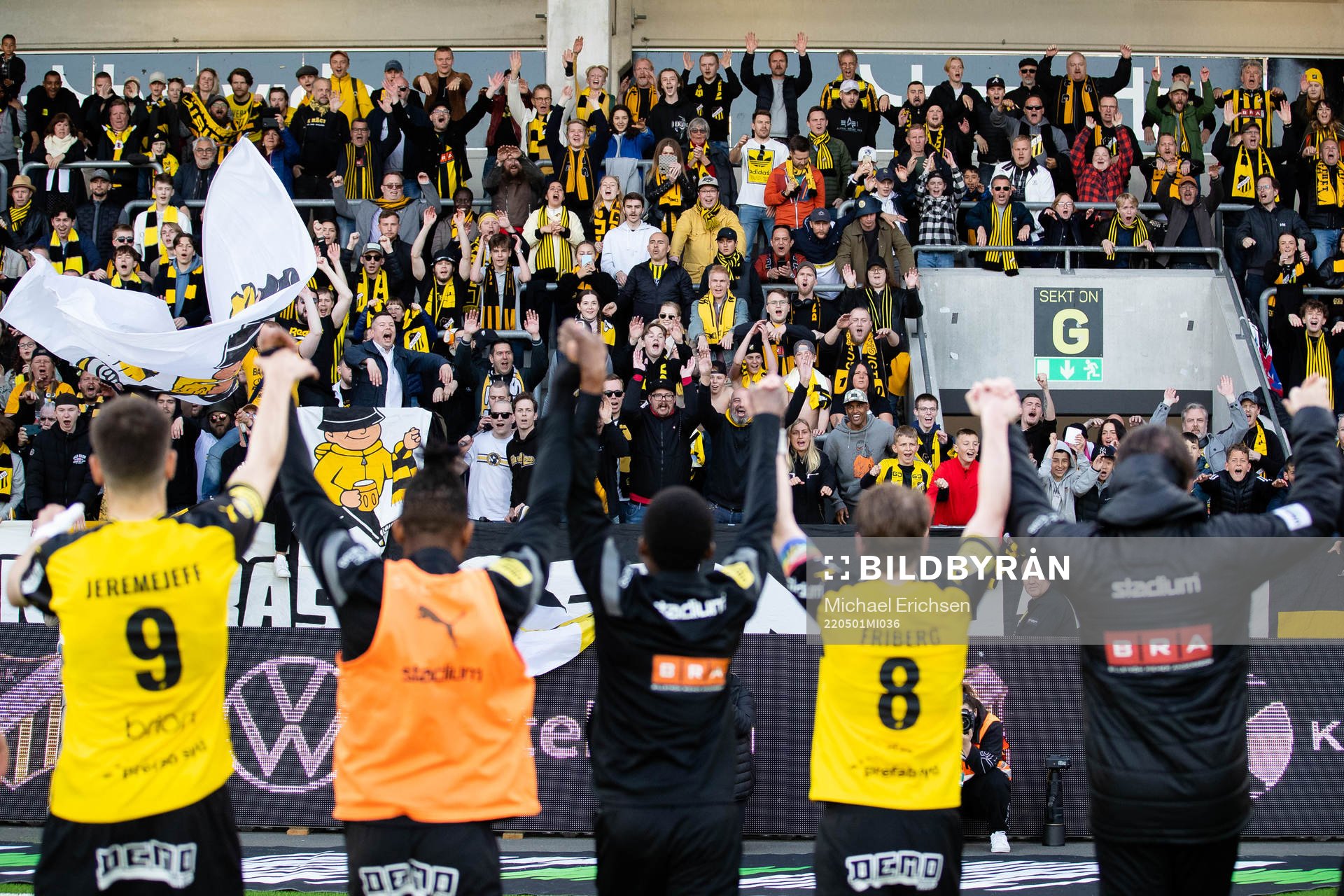 Häckens spelare jublar framför klacken