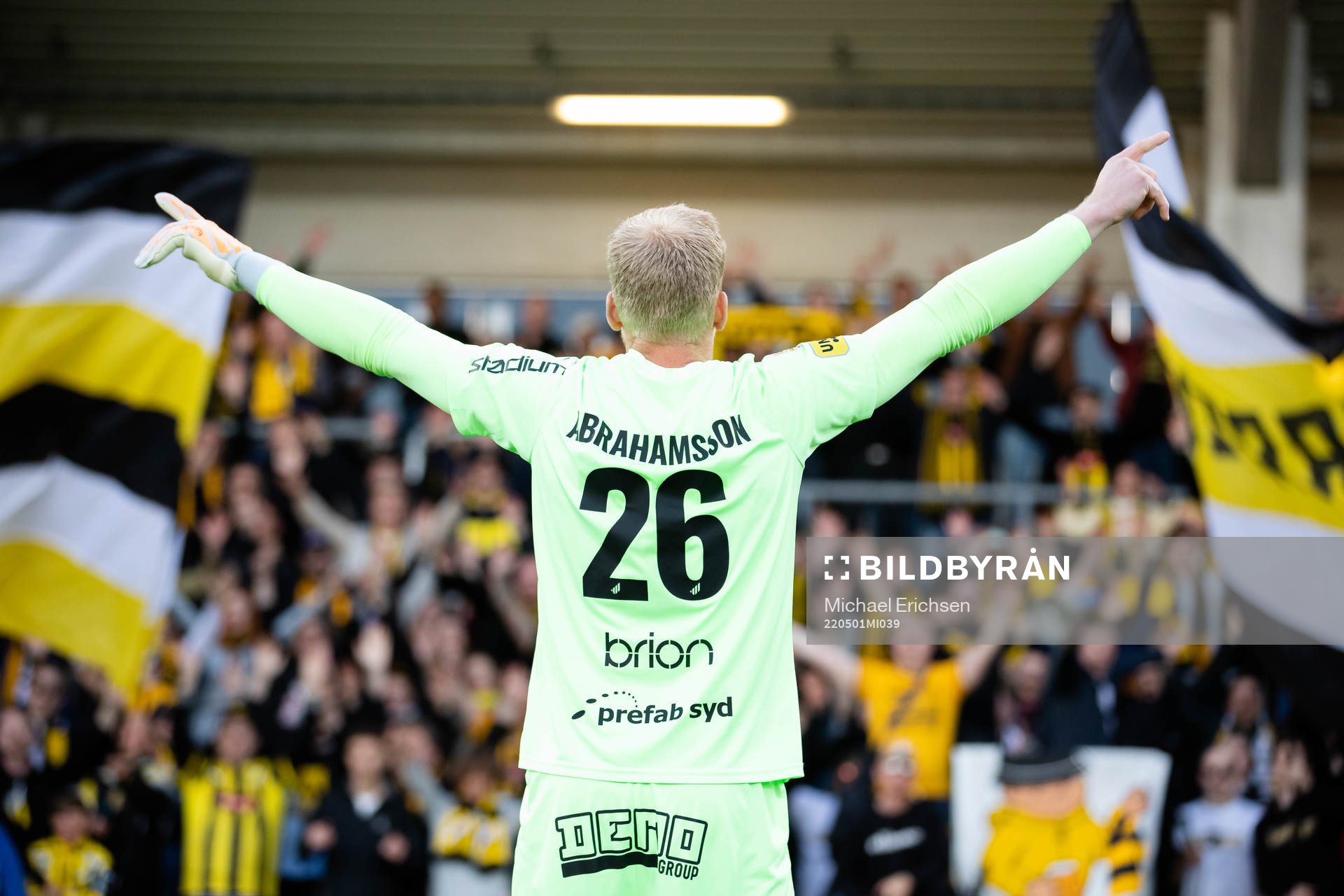 Häckens målvakt Peter Abrahamsson jublar framför klacken