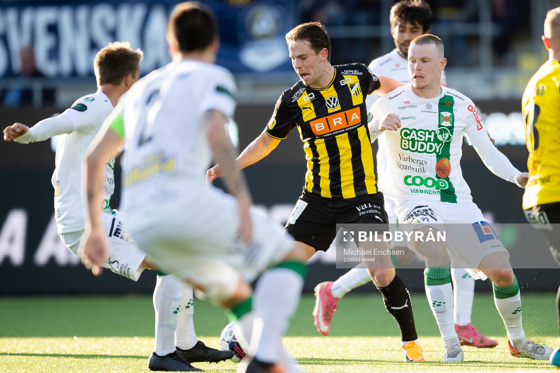 Häckens Lars Olden Larsen och Varbergs Anton Liljenbäck under fotbollsmatchen i Allsvenskan mellan Häcken och Varberg den 1 maj 2022 i Göteborg.