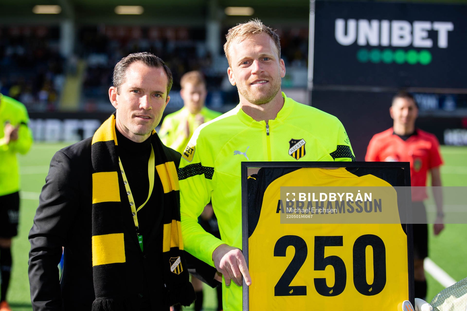 Häckens sportchef Martin Ericsson uppvaktar målvakt Peter