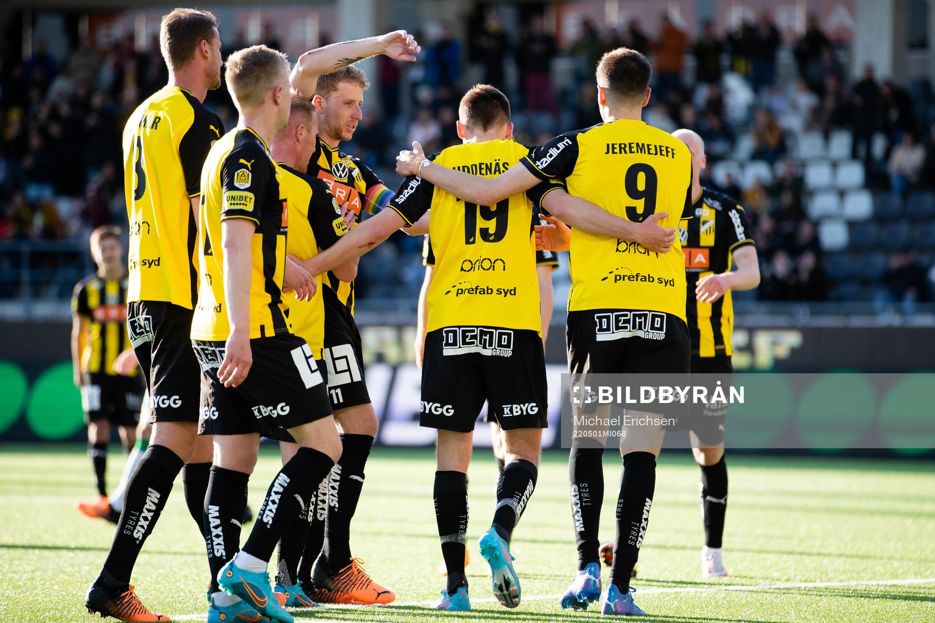 Häckens Oscar Uddenäs jublar med lagkamrater