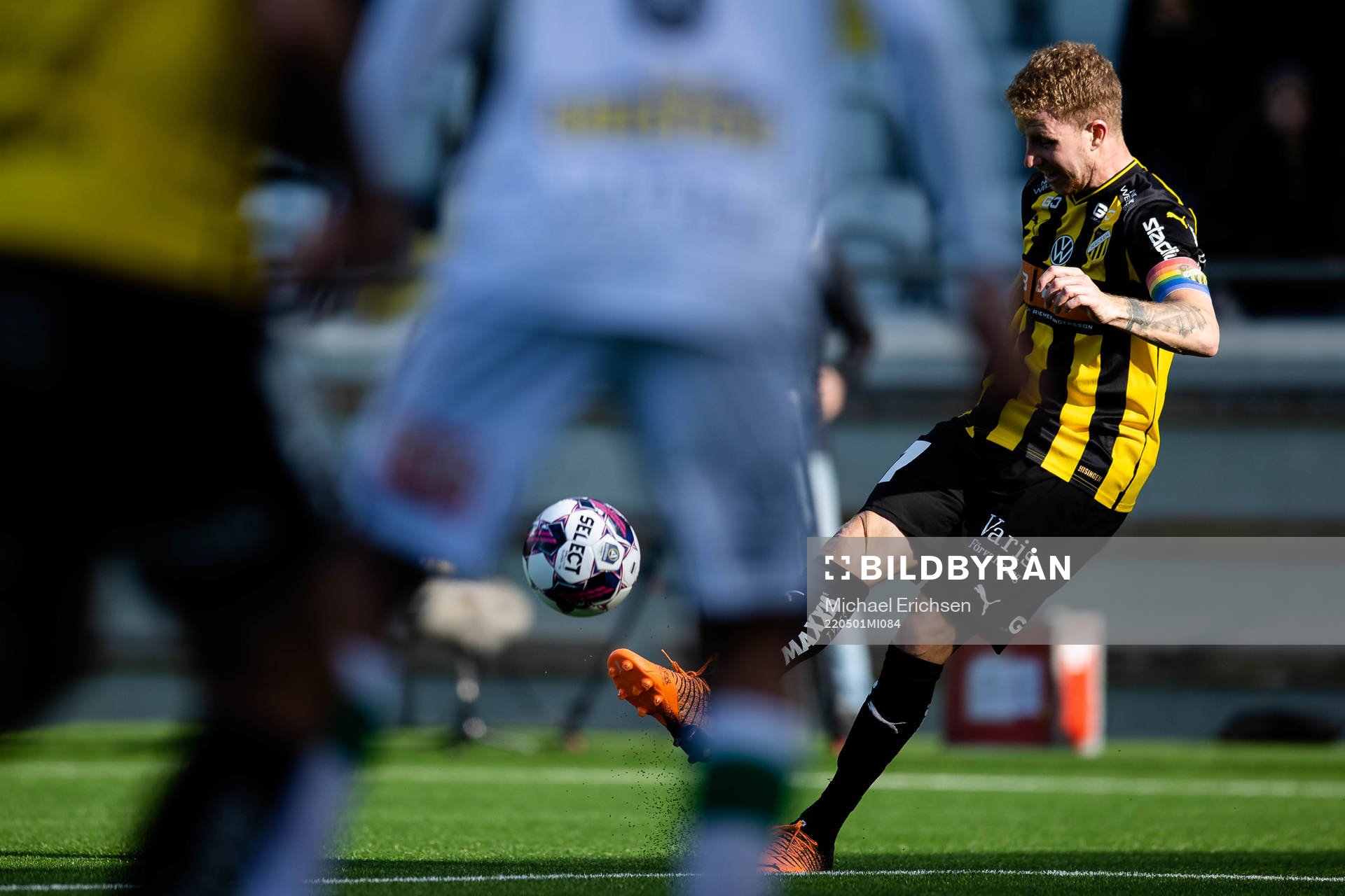 Häckens Samuel Gustafson slår en frispark