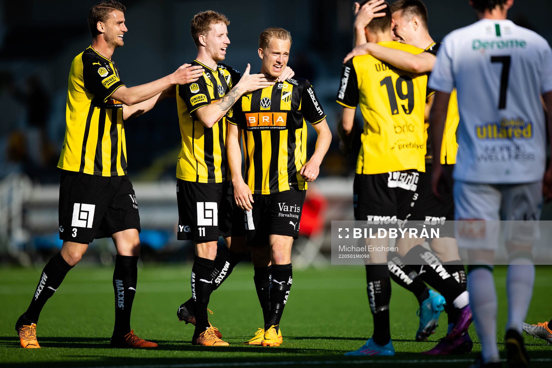 Häckens Gustav Berggren jublar med lagkamrater