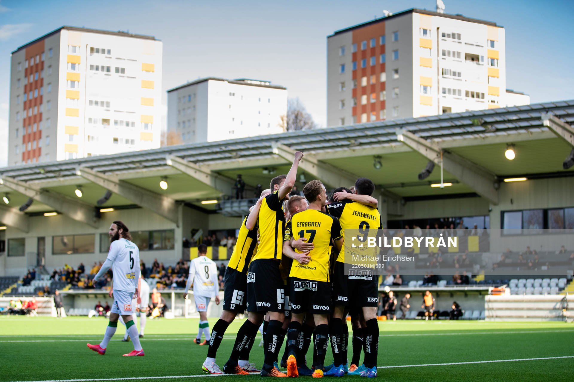 Häckens Alexander Jeremejeff jublar med lagkamrater