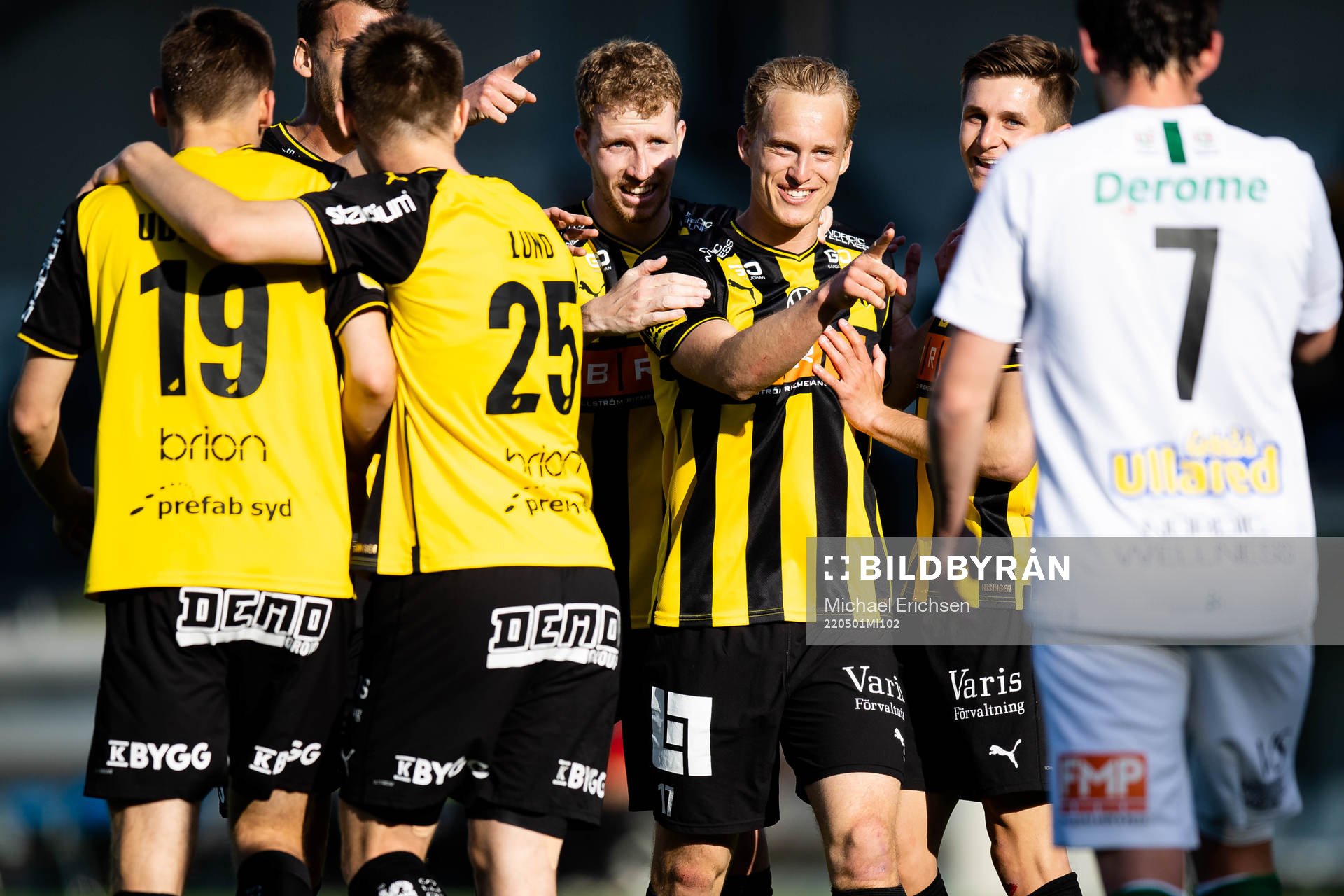Häckens Gustav Berggren jublar med lagkamrater