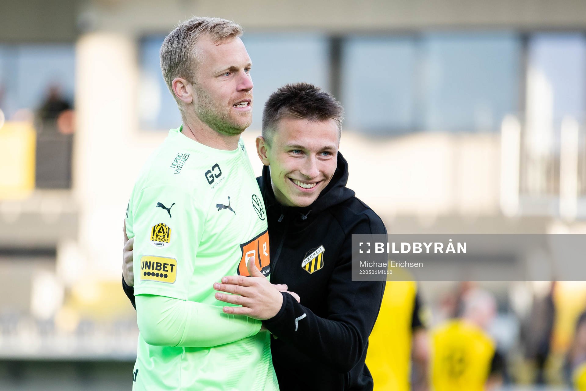 Häckens målvakt Peter Abrahamsson och Kristoffer Lund Hansen efter fotbollsmatchen i Allsvenskan mellan Häcken och Varberg den 1 maj 2022 i Göteborg.