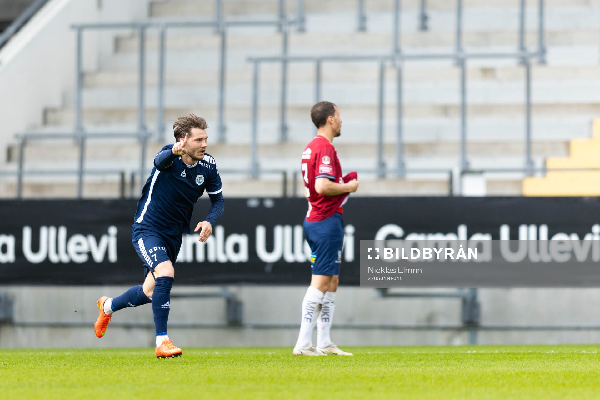 Utsiktens Karl Bohm jublar efter 0-1 under fotbollsmatchen i Superettan mellan Örgryte och Utsikten den 1 maj 2022 i Göteborg. 