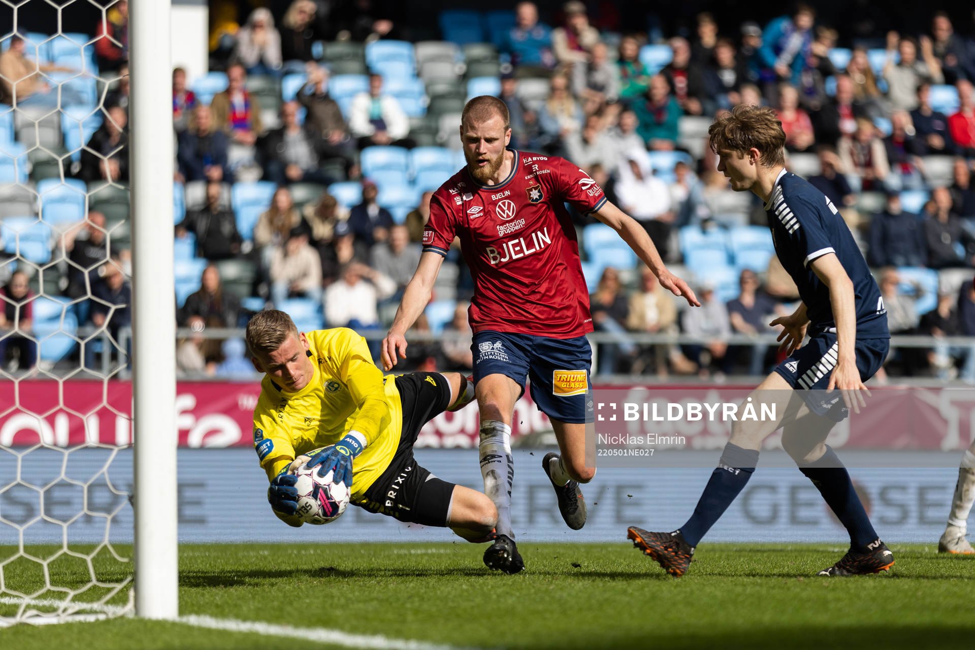 Utsiktens målvakt Johan Brattberg och Örgrytes Elias