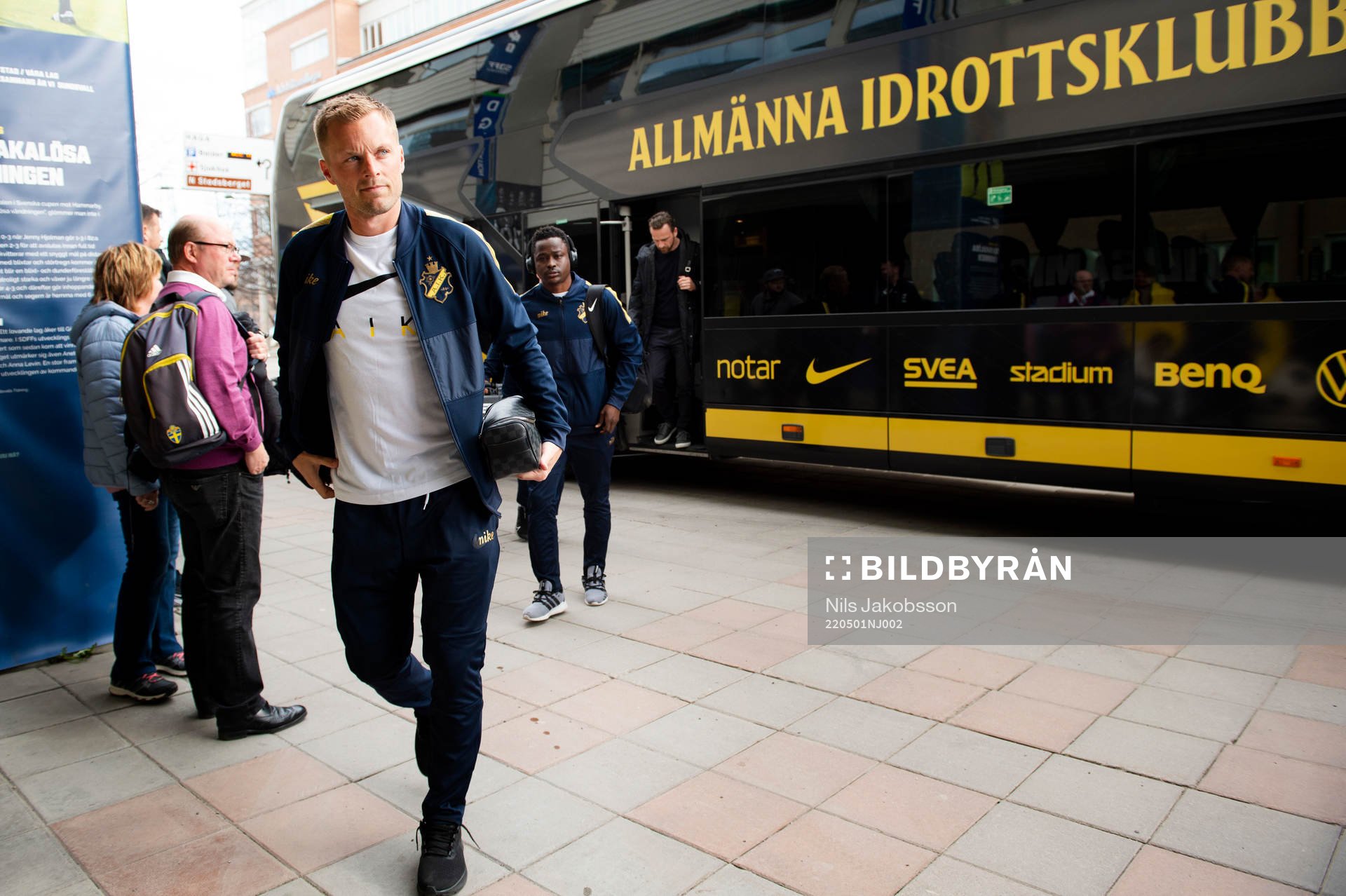 s Sebastian Larsson anländer innan fotbollsmatchen i