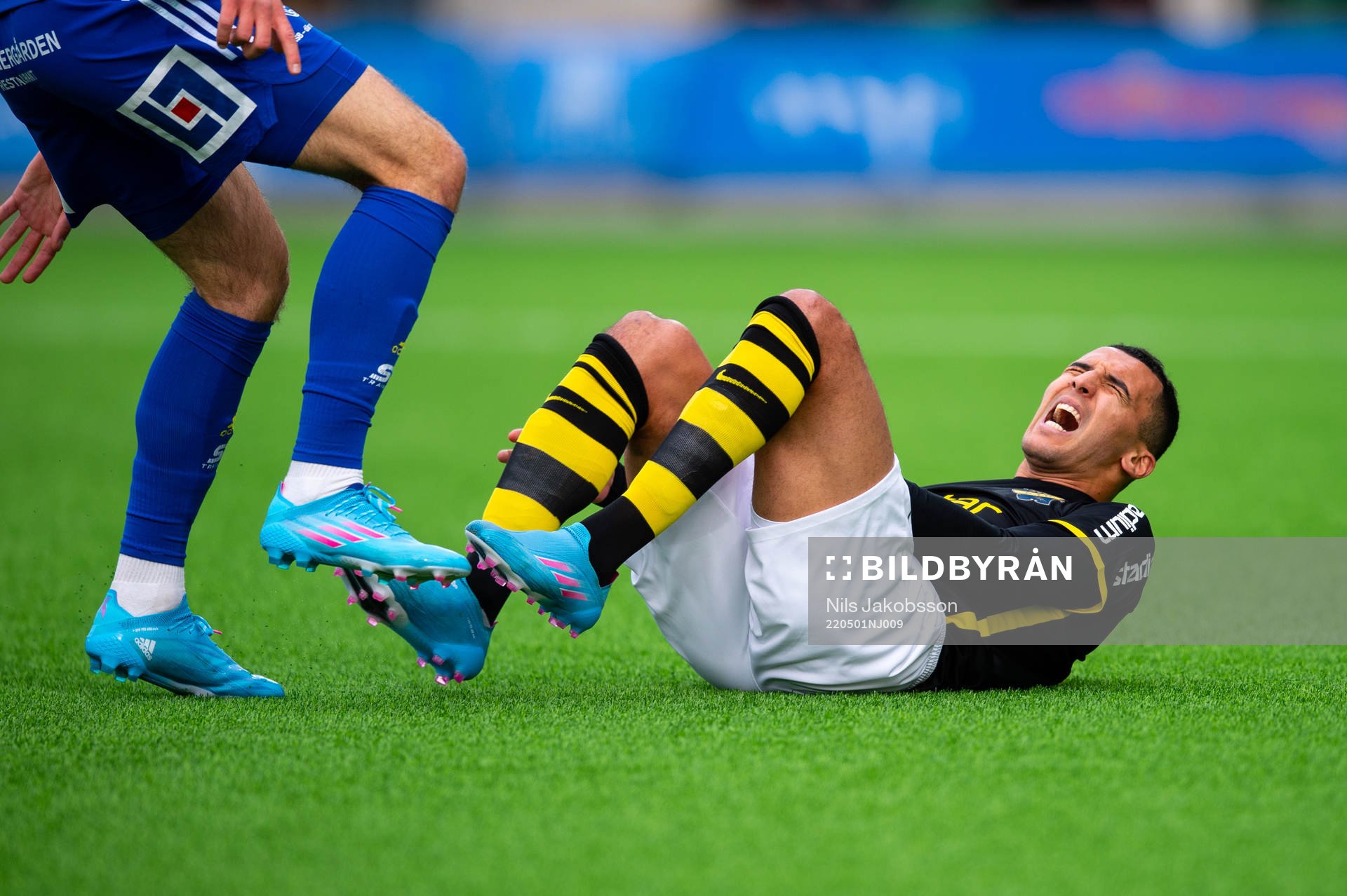 AIK:s Nabil Bahoui har ont under fotbollsmatchen i Allsvenskan mellan GIF Sundsvall och AIK den 1 maj 2022 i Sundsvall. 