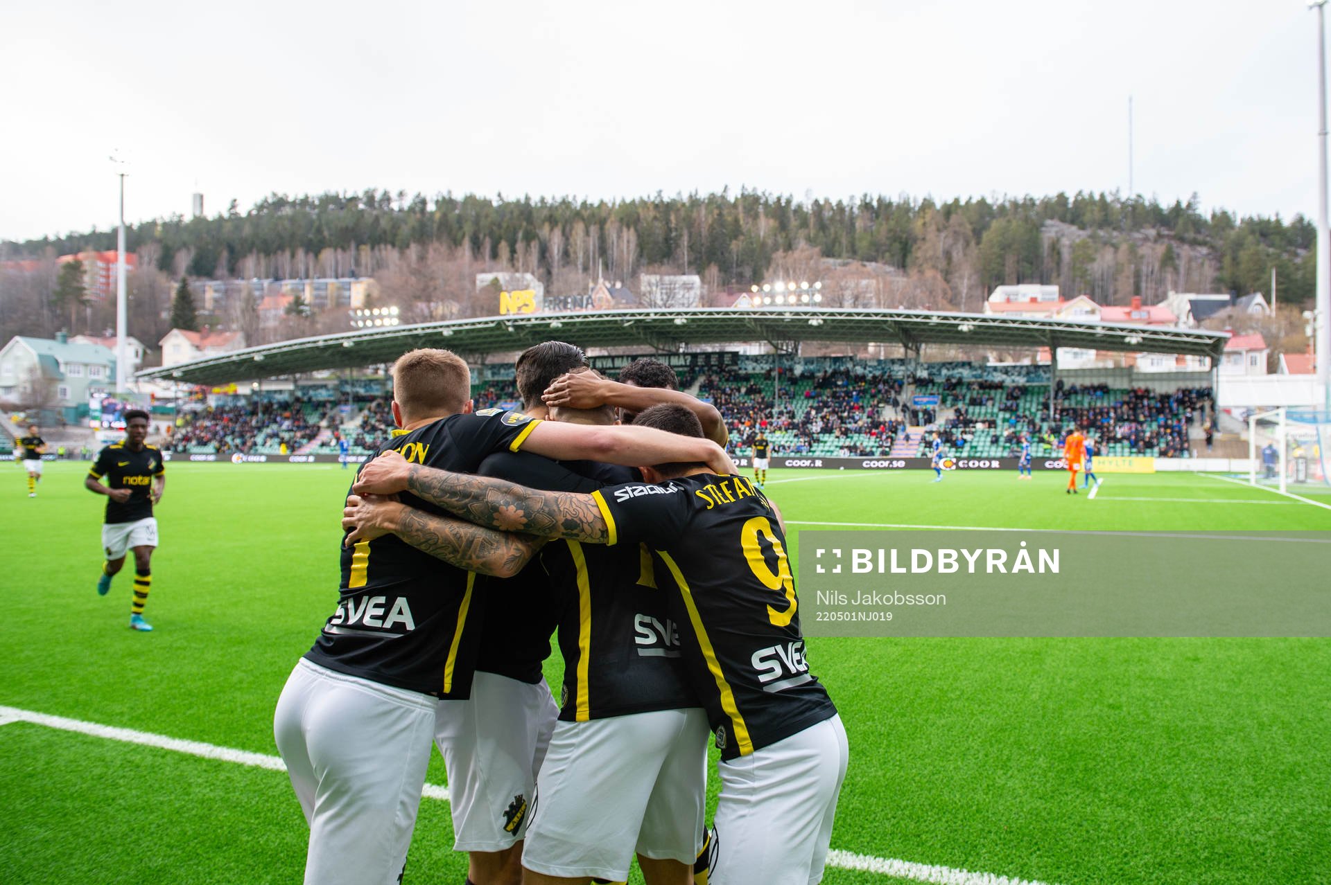 s Jordan Larsson jublar med lagkamrater eter 0-1
