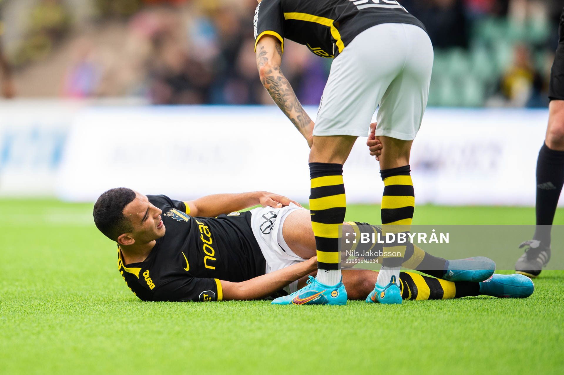 AIK:s Nabil Bahoui har ont under fotbollsmatchen i Allsvenskan mellan GIF Sundsvall och AIK den 1 maj 2022 i Sundsvall. 