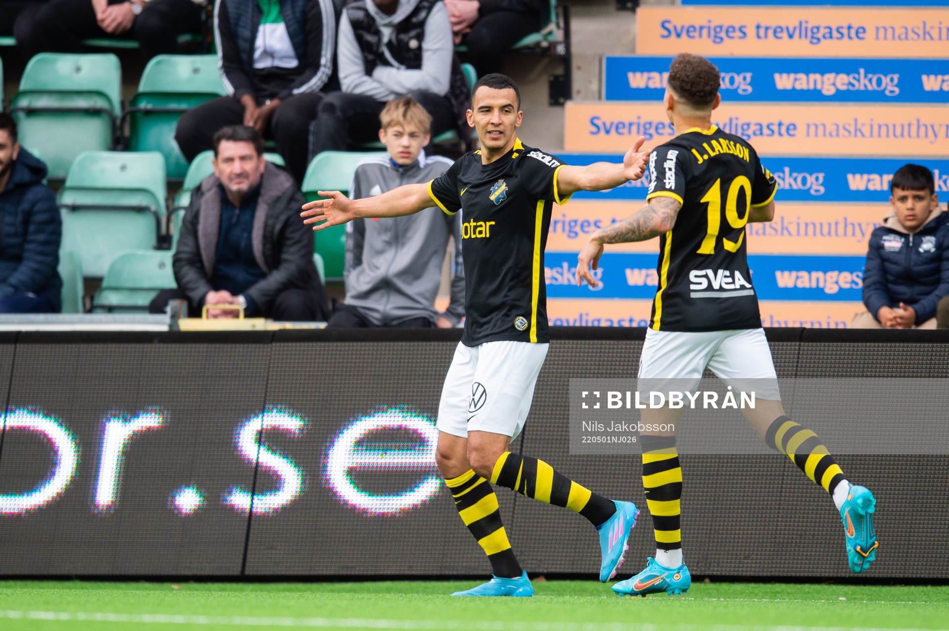 s Nabil Bahoui jublar med Jordan Larsson