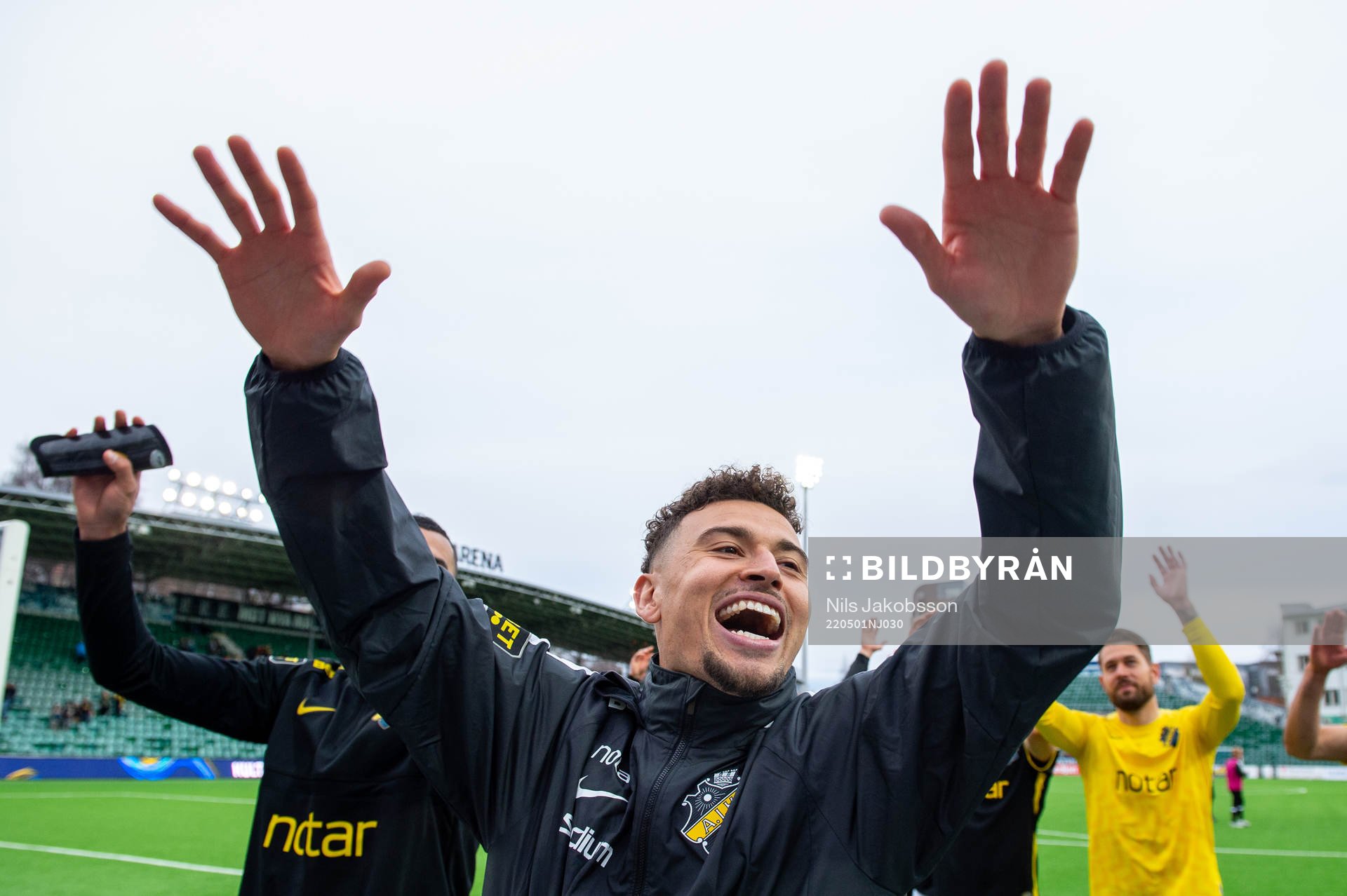 AIK:s Jordan Larsson jublar efter fotbollsmatchen i Allsvenskan mellan GIF Sundsvall och AIK den 1 maj 2022 i Sundsvall. 