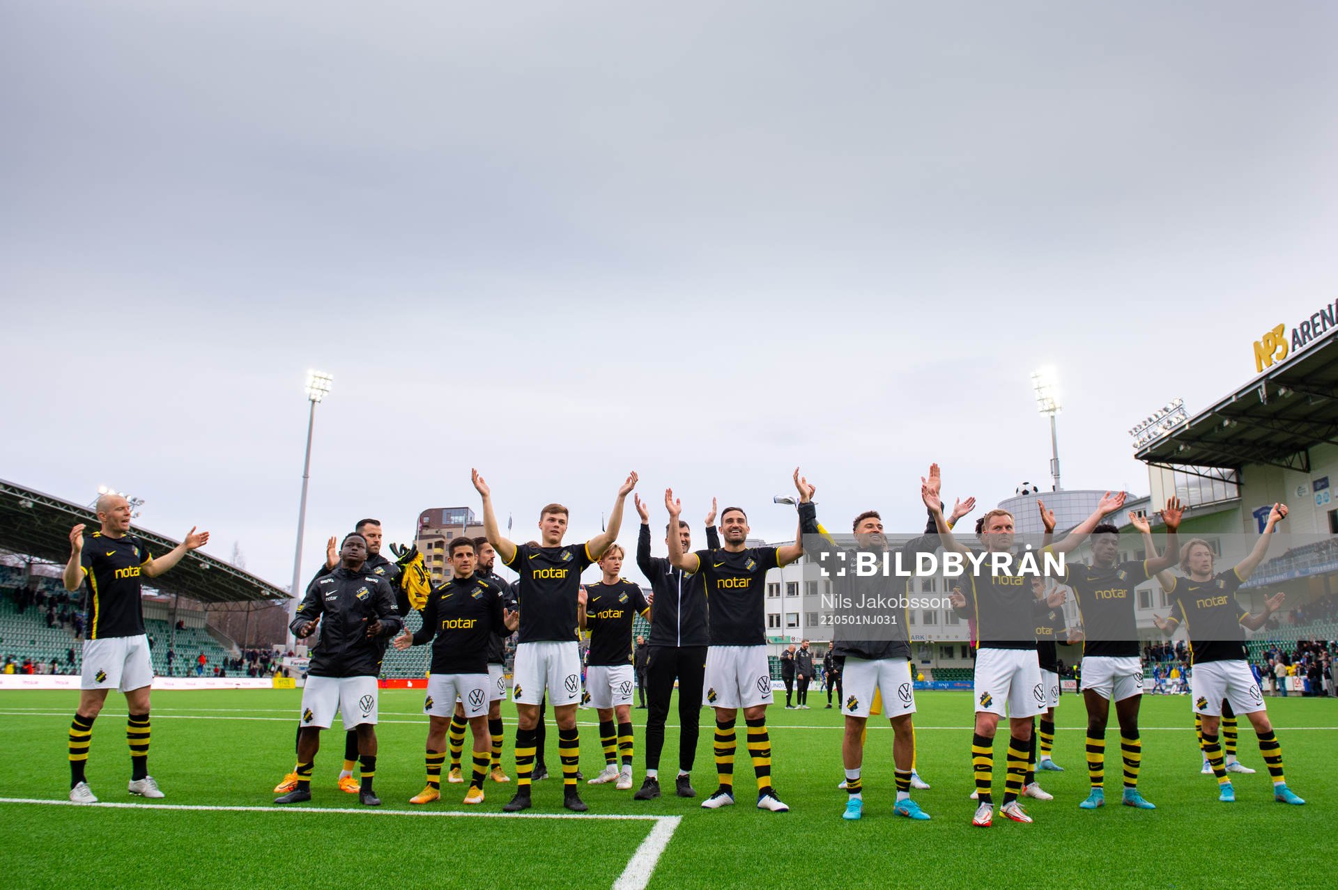 AIK:s spelare jublar efter fotbollsmatchen i Allsvenskan mellan GIF Sundsvall och AIK den 1 maj 2022 i Sundsvall. 