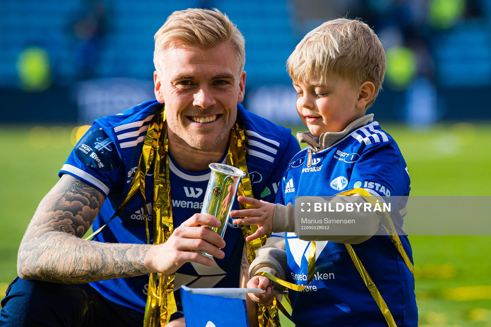 Eirik Ulland Andersen of Molde and his son after the cup final between Bodø/Glimt and Molde on May 1, 2022 in Oslo.