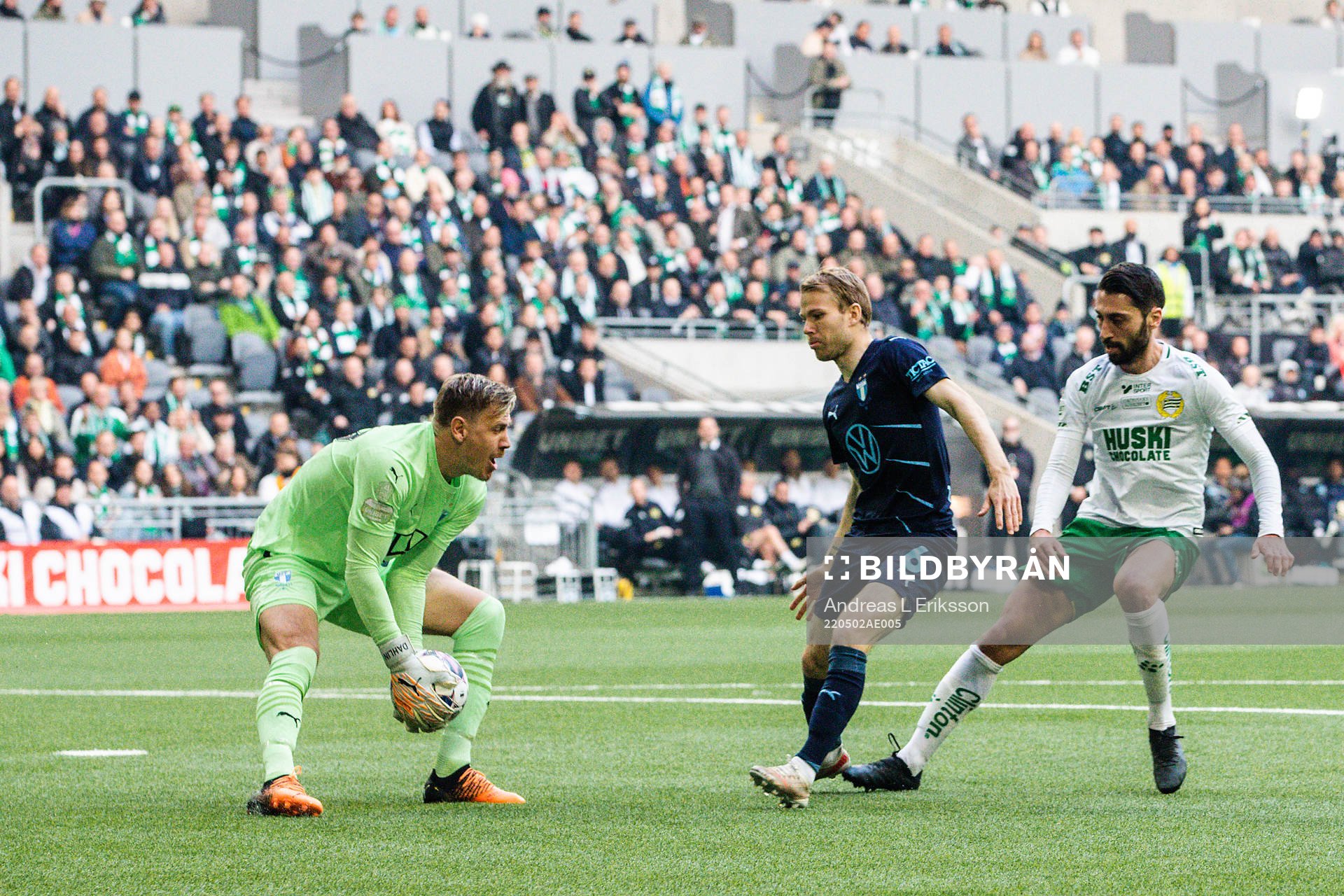 Malmö FFs målvakt Johan Dahlin och Oscar Lewicki mot