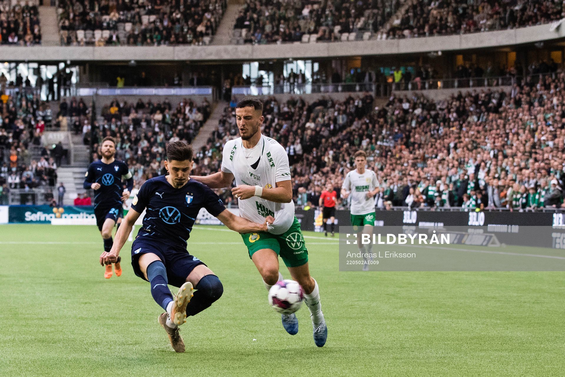 Malmö FFs Dennis Hadzikadunic och Hammarbys Astrit Selmani