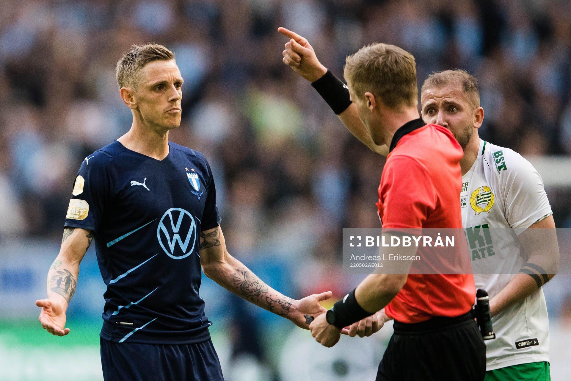 Malmö FFs Sören Rieks, domare Glenn Nyberg och Hammarbys