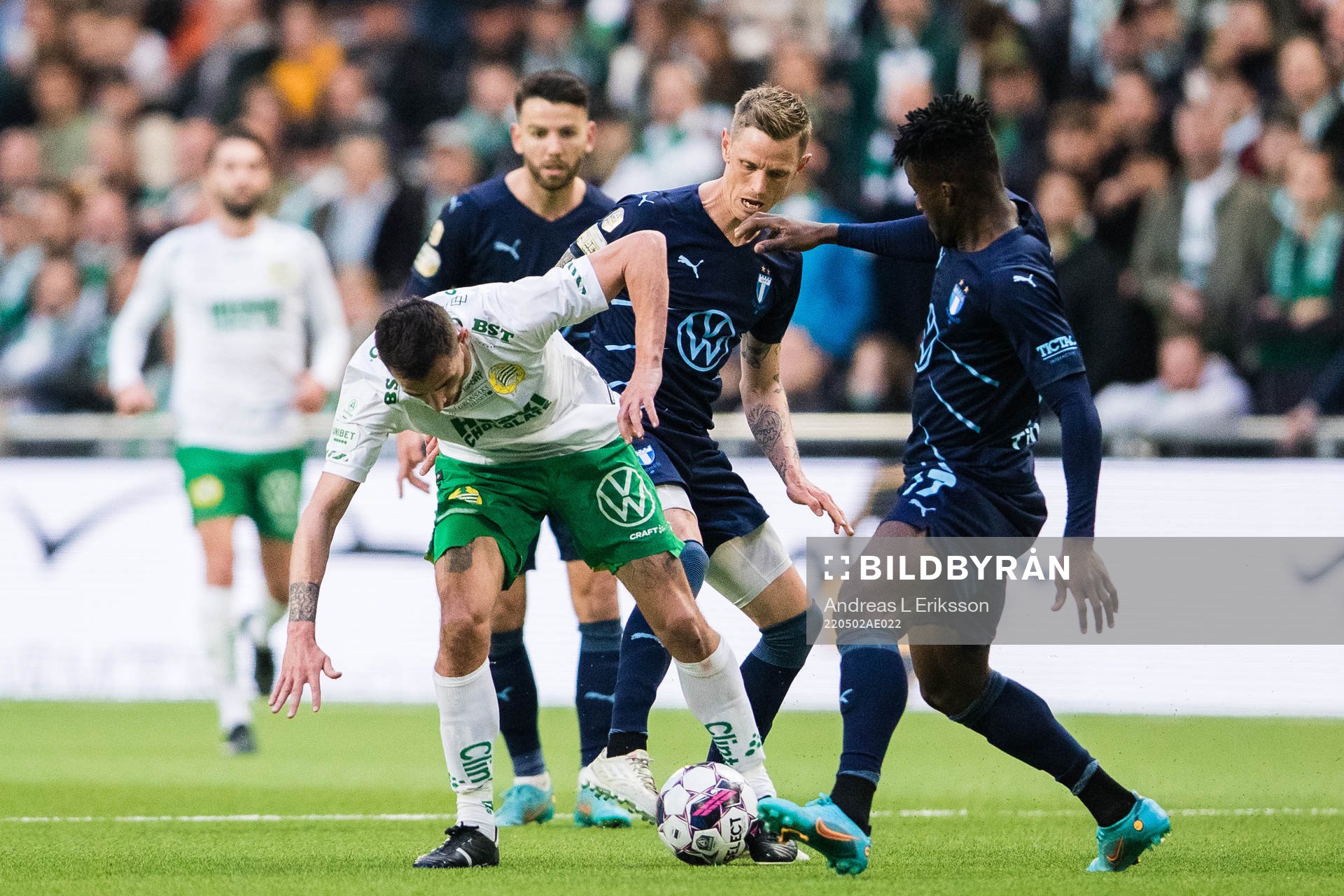 Hammarbys Loret Sadiku tar sig förbi Malmö FFs Sören
