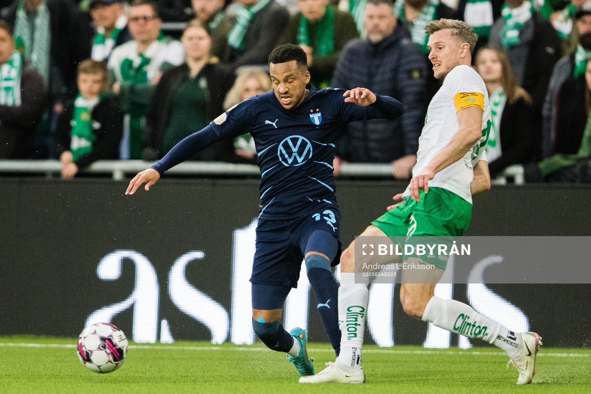 Malmö FFs Martin Olsson och Hammarbys Richard Magyar