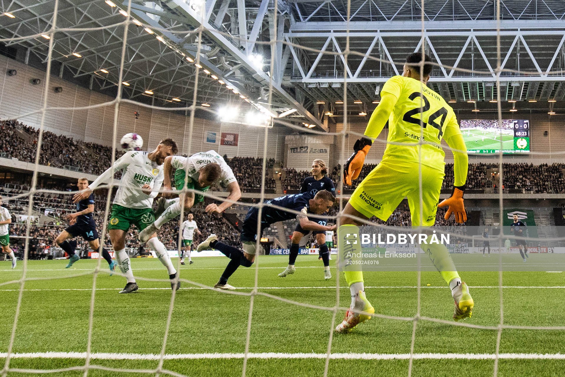 Hammarbys Simon Sandberg och Mads Fenger Nielsen i kamp om