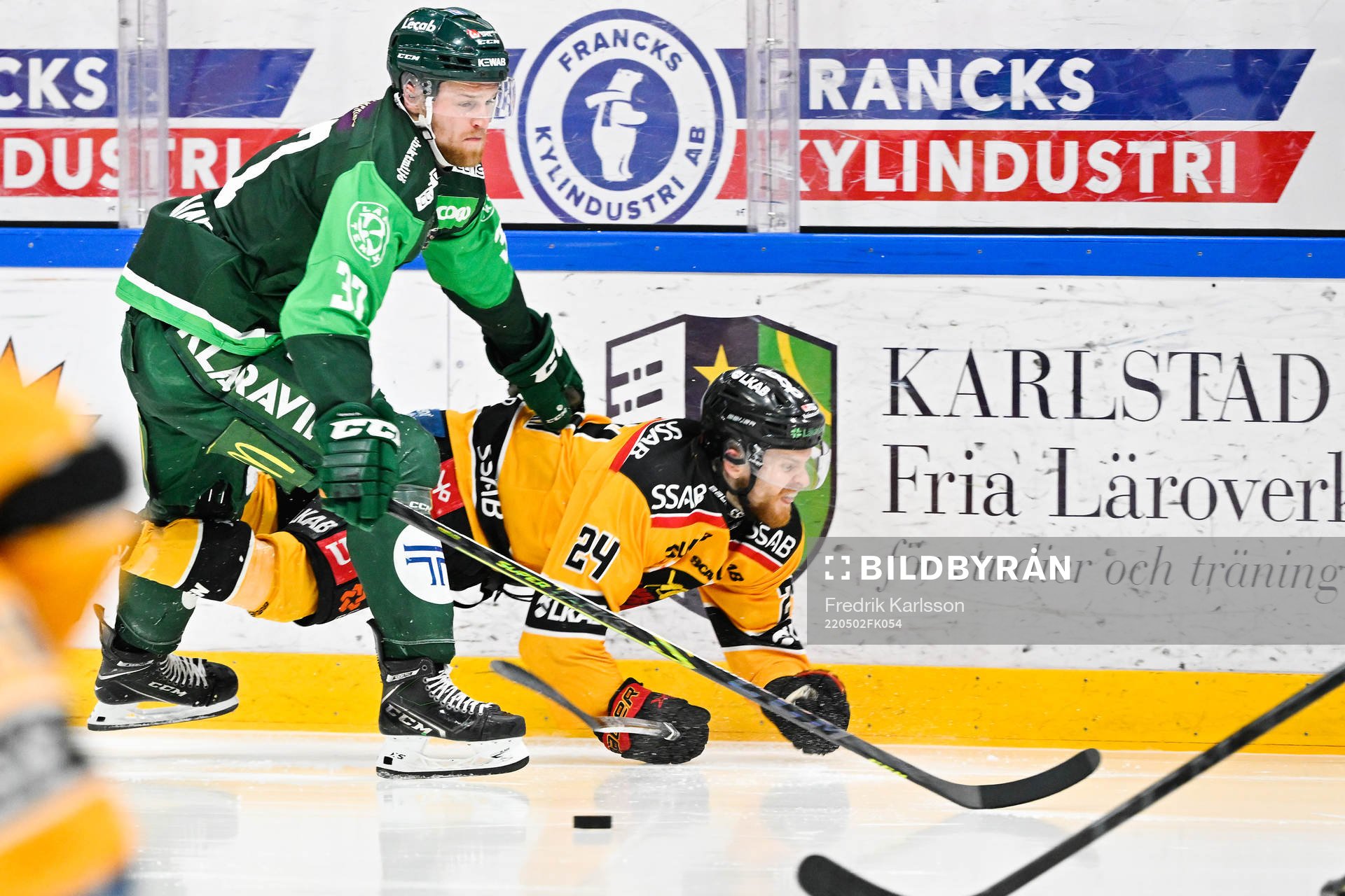 Färjestads Adam Ginning och Luleås Brendan Shinnimin