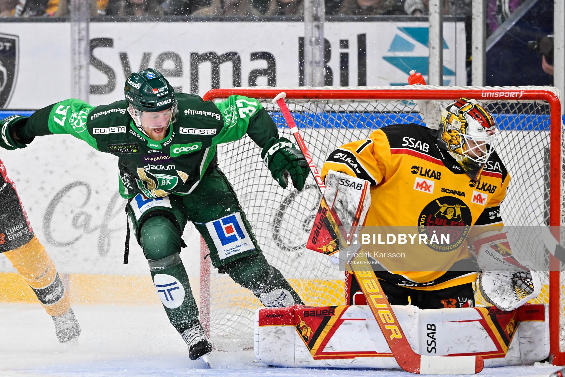 Färjestads Adam Ginning och Luleås målvakt Jesper