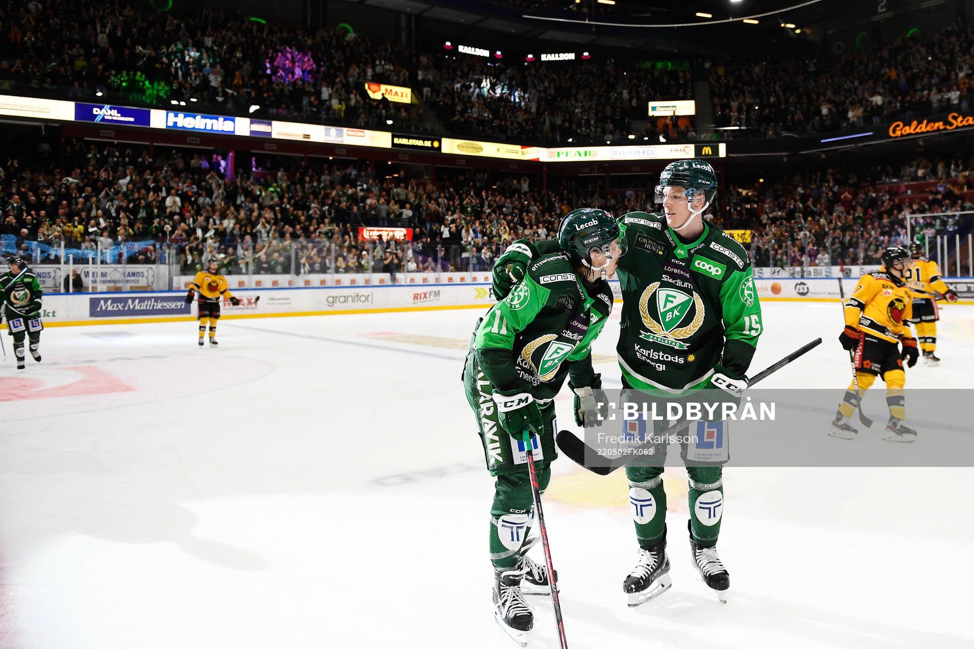 Färjestads Joakim Nygård och Gustav Rydahl  jublar