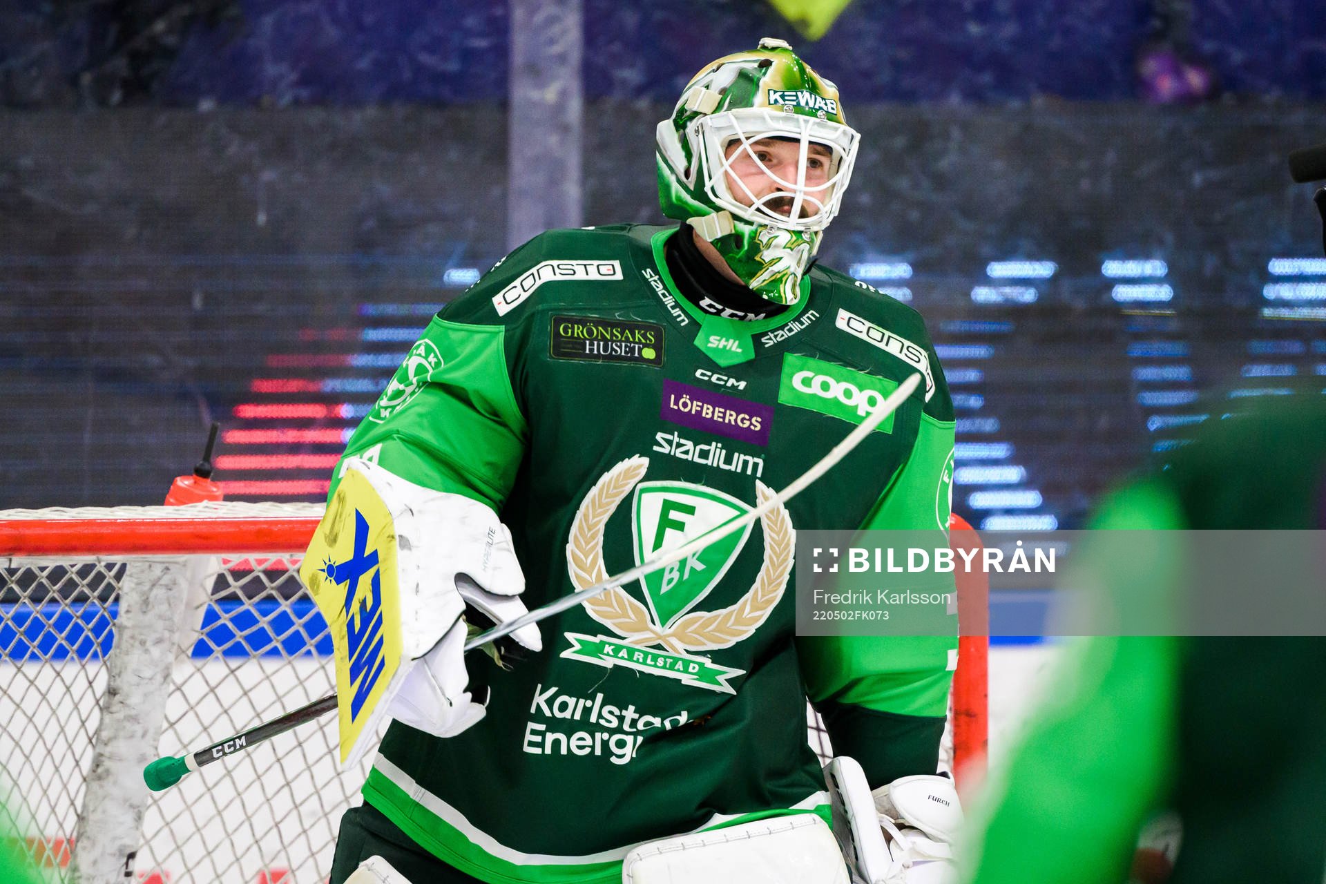 Färjestads målvakt Dominik Furch jublar