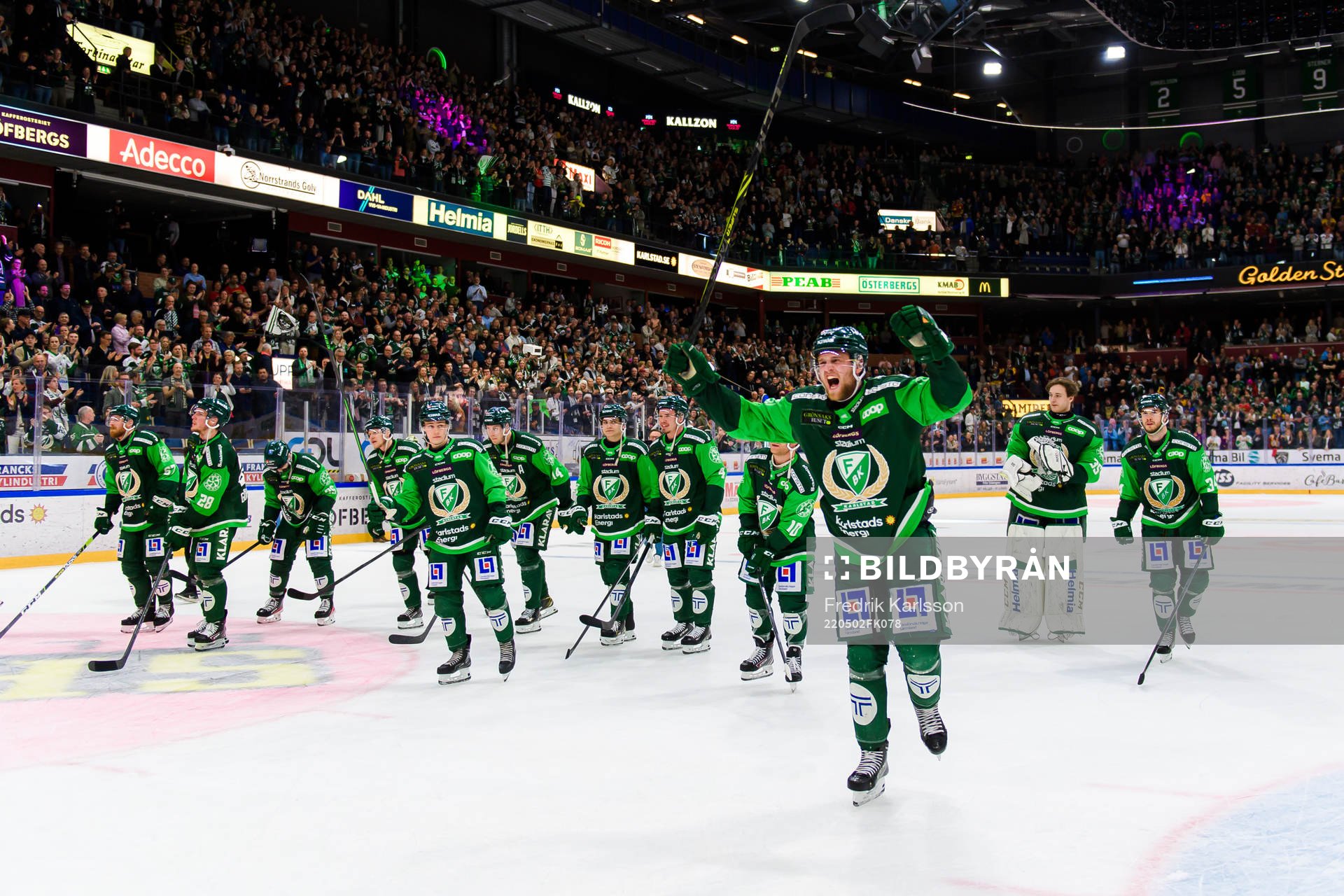Färjestads Adam Ginning jublar med lagkamrater
