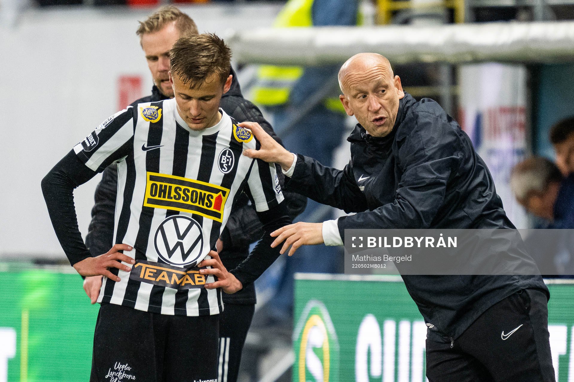 Landskronas Melker Heier pratar med tränare Billy Magnusson