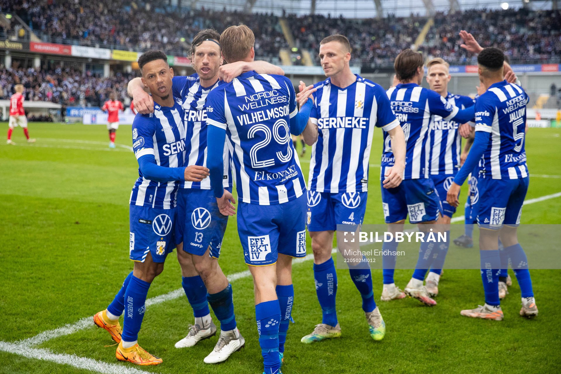 IFK Göteborgs Oscar Vilhelmsson jublar med lagkamrater