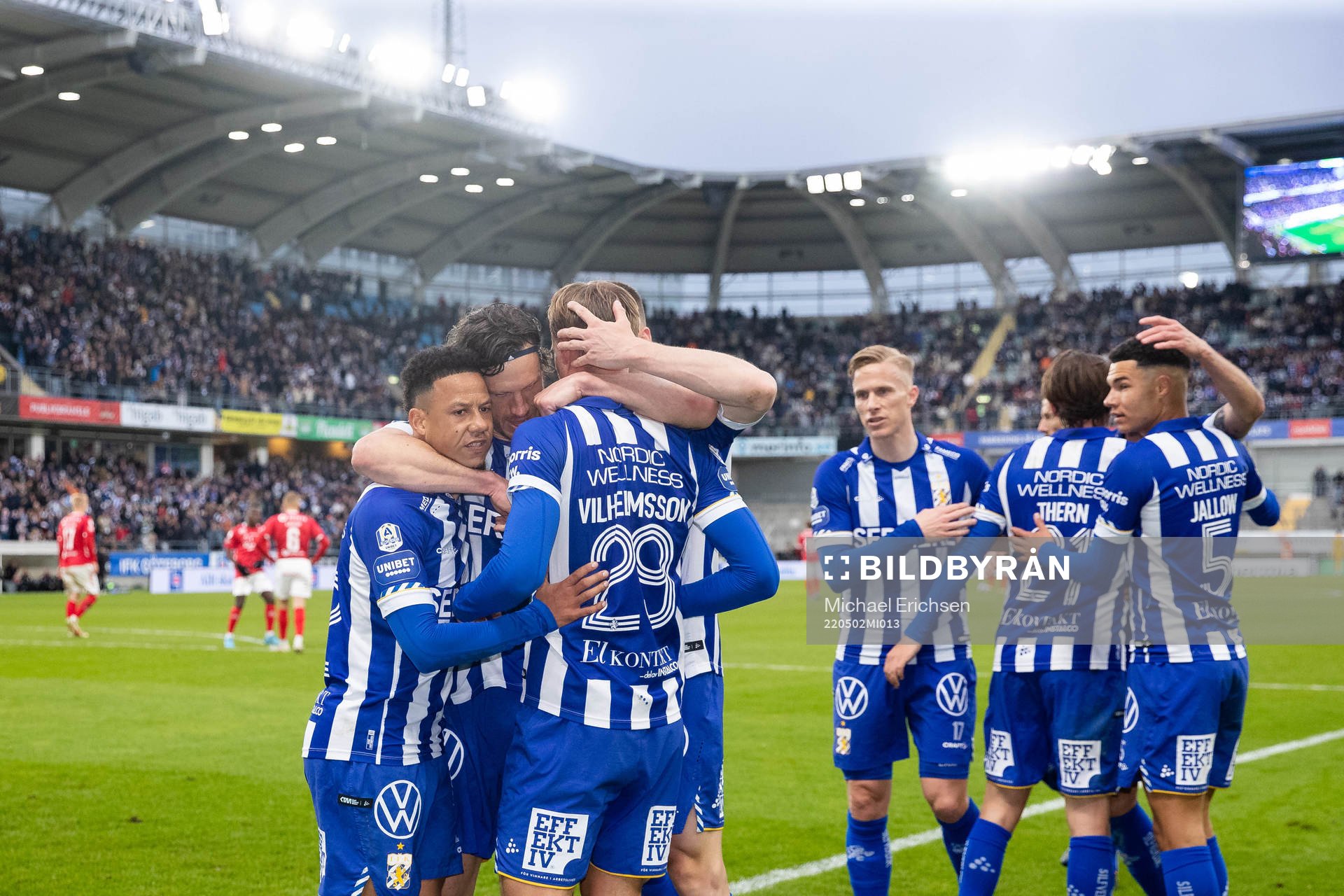 IFK Göteborgs Oscar Vilhelmsson jublar med lagkamrater