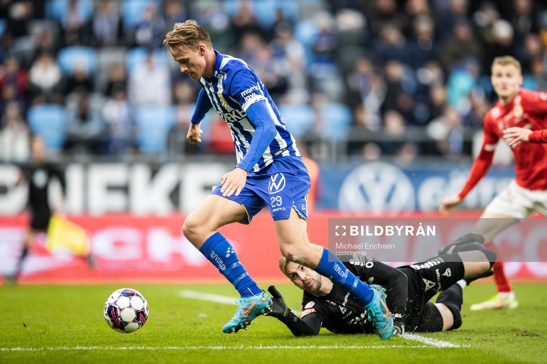IFK Göteborgs Oscar Vilhelmsson gör 1-0 bakom Kalmars