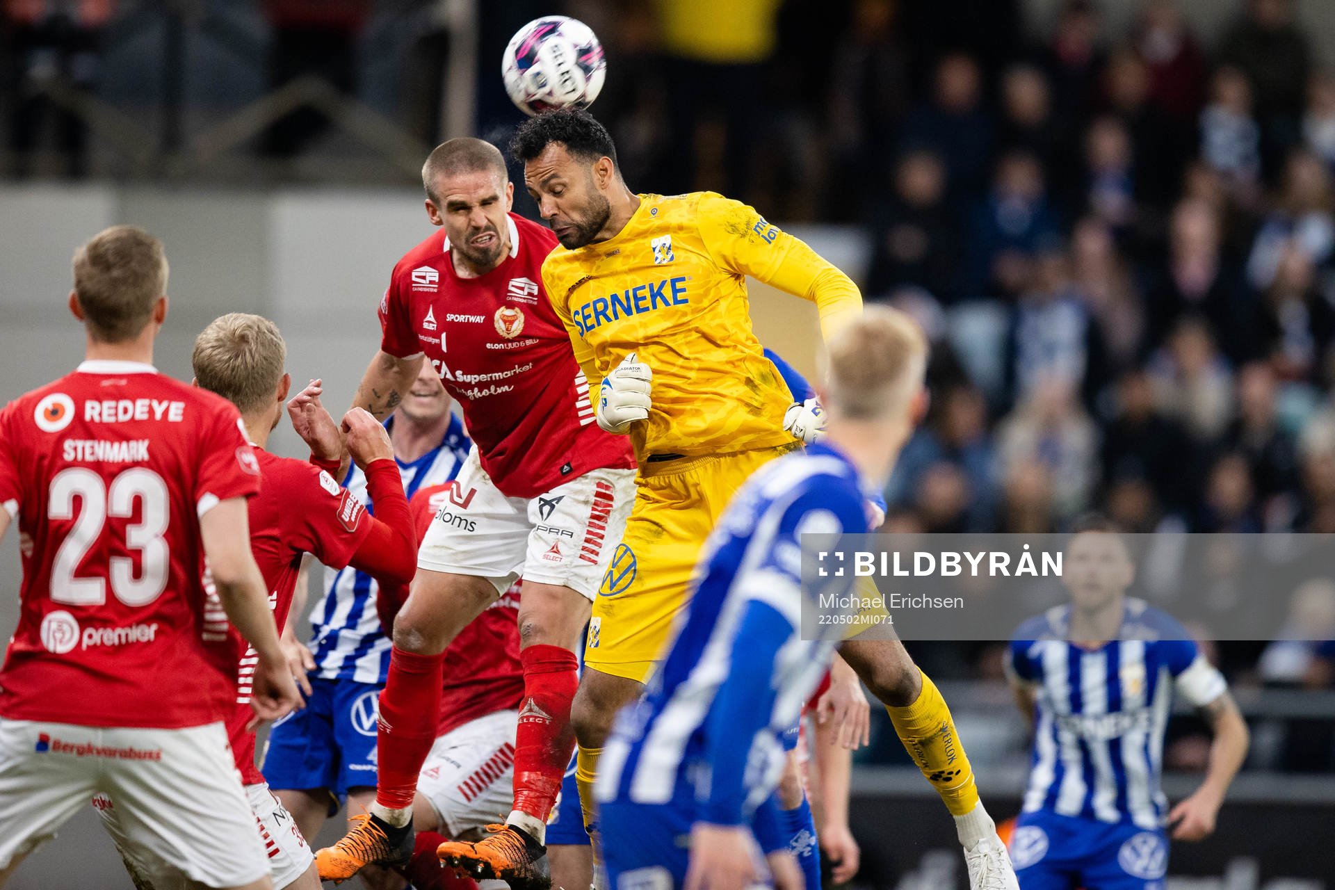 Kalmars Douglas Bergqvist och IFK Göteborgs målvakt