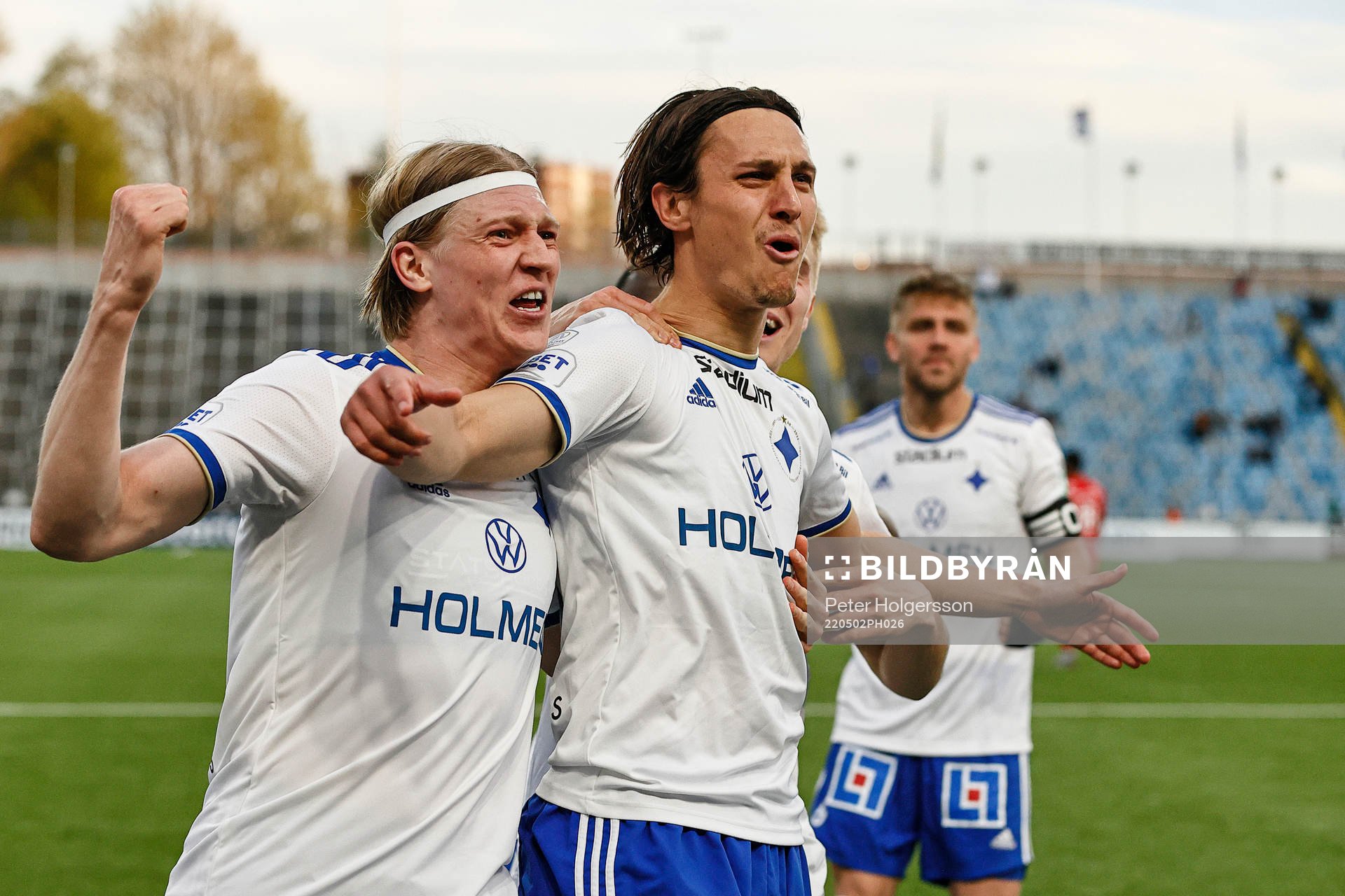 IFK Norrköpings Daniel Fritz Eid och Jonathan Levi jublar efter mål 1-0 under fotbollsmatchen i Allsvenskan mellan IFK Norrköping och Värnamo den 2 maj 2022 i Norrköping.